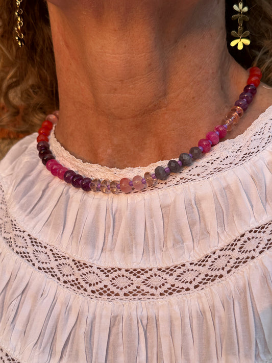 Collar con piedras en tonos rosas, rojos y morados muy especial, con alargadera de acero inoxidable.