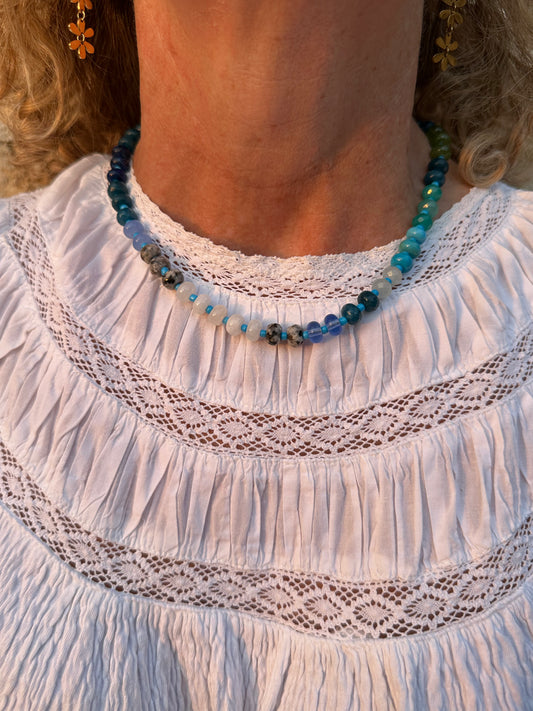 Collar con piedras en distintos tonos azules muy especial, con alargadera de acero inoxidable.