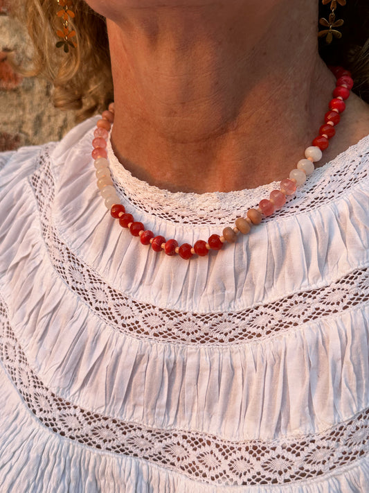 Collar con piedras en distintos tonos corales y naranjas muy especial, con alargadera de acero inoxidable.