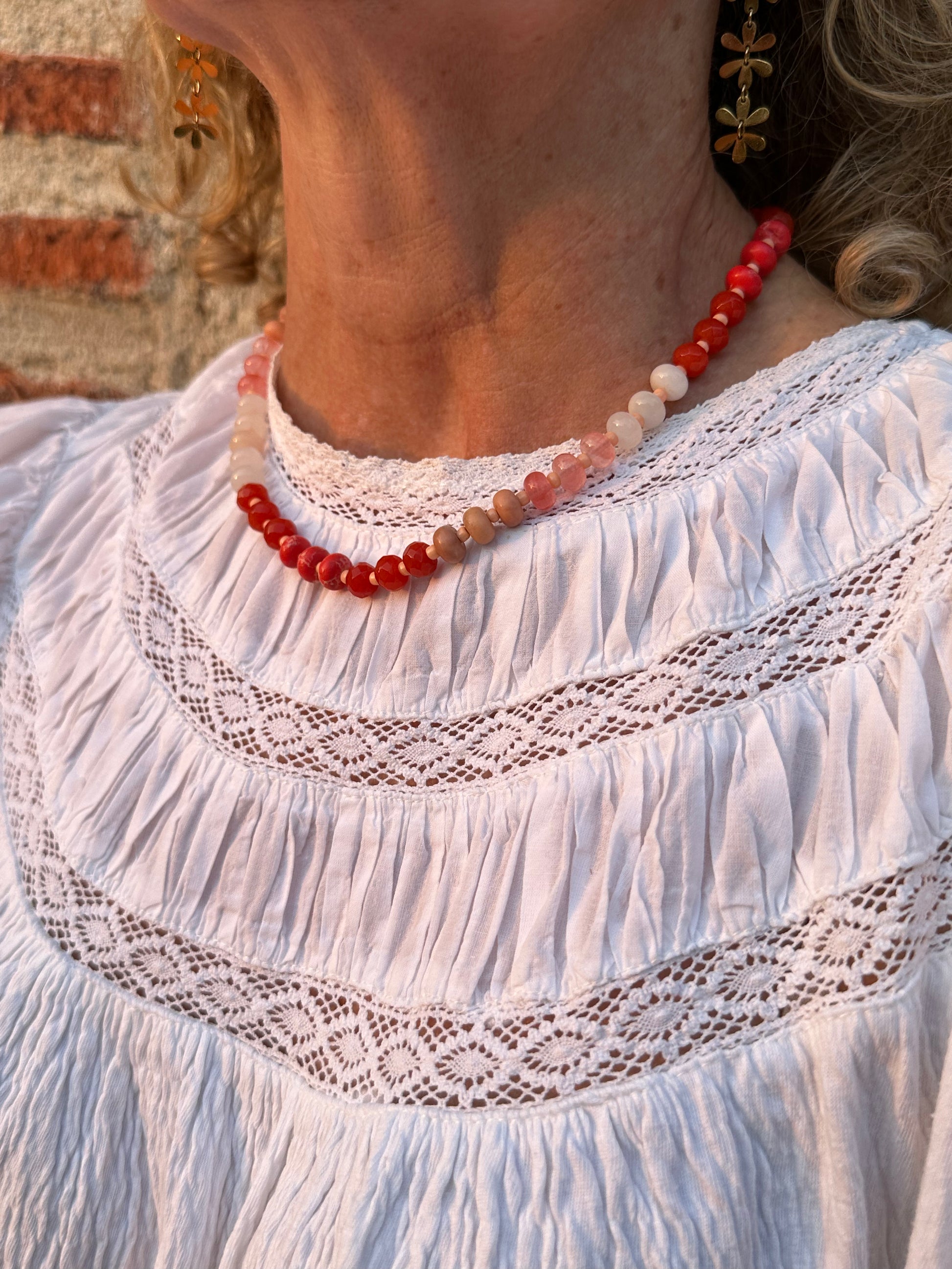 Collar con piedras en distintos tonos corales y naranjas muy especial, con alargadera de acero inoxidable.