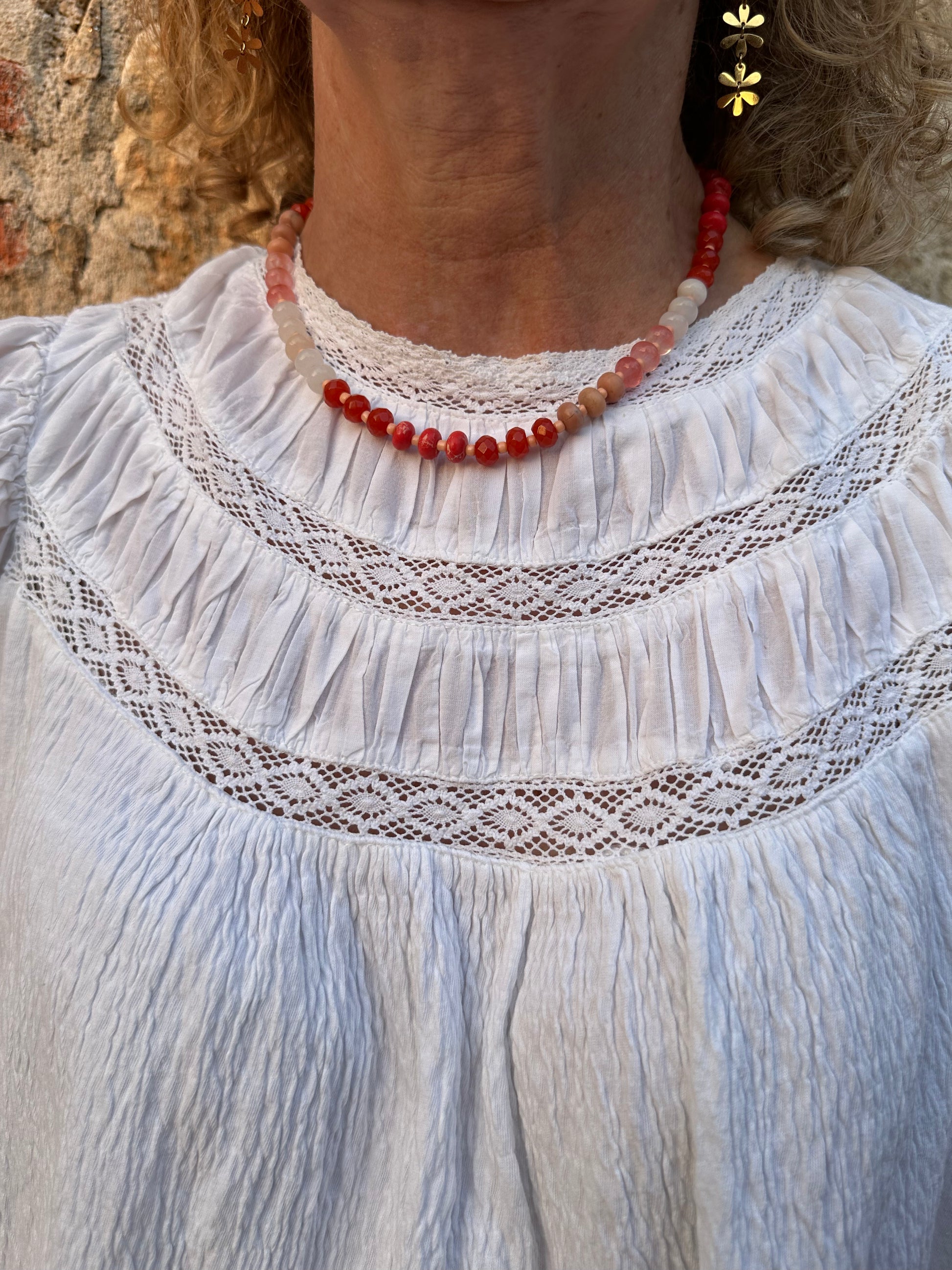 Collar con piedras en distintos tonos corales y naranjas muy especial, con alargadera de acero inoxidable.