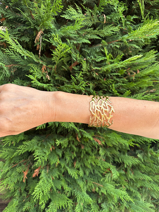 Brazalete de acero inoxidable ajustable. En color dorado.