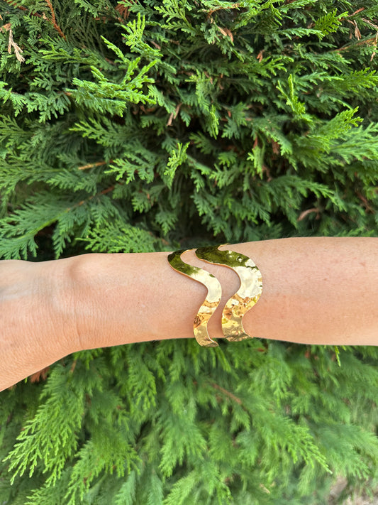 Brazalete de acero inoxidable ajustable. En color dorado. Diseño muy original.
