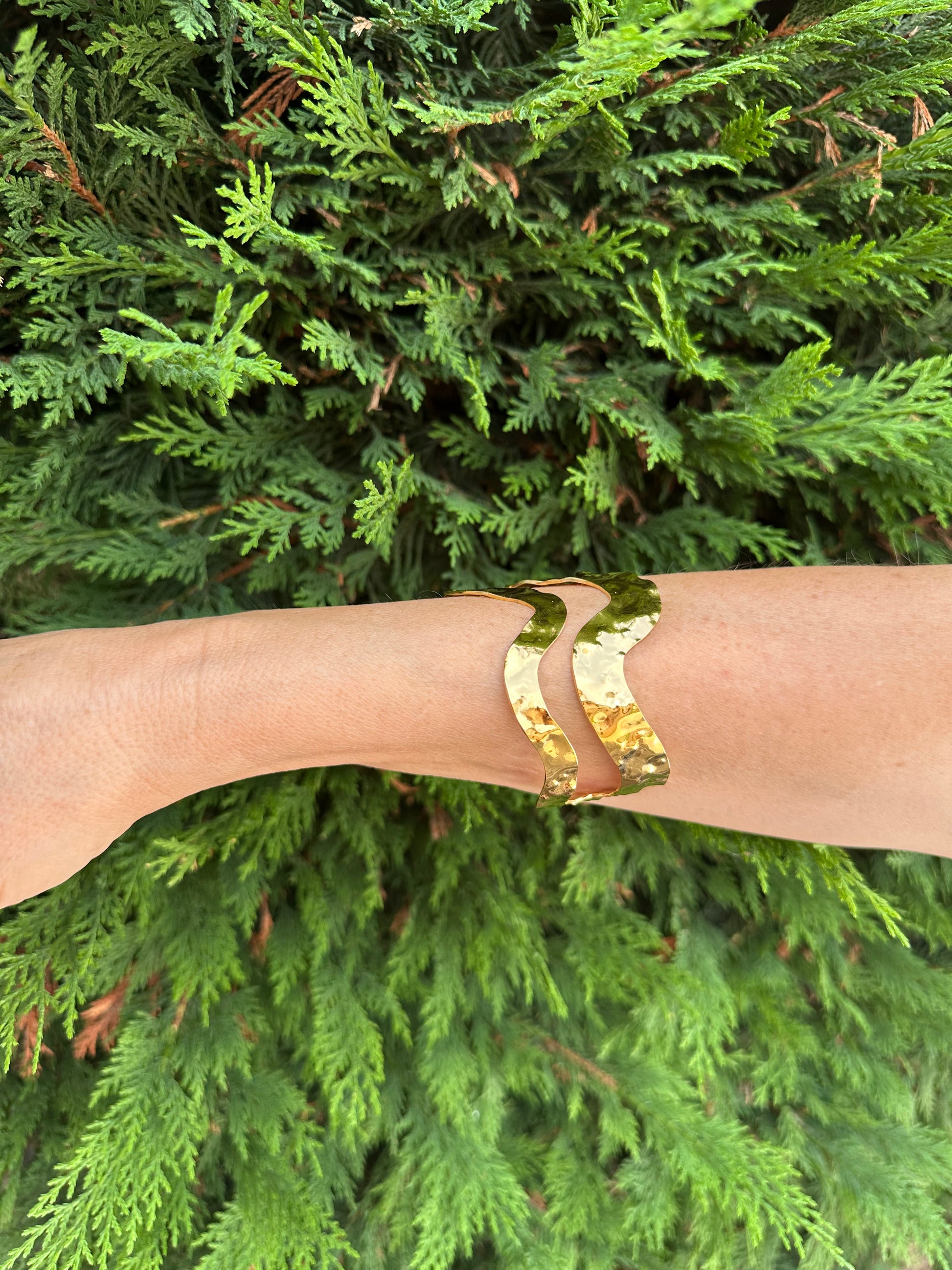 Brazalete de acero inoxidable ajustable. En color dorado. Diseño muy original.