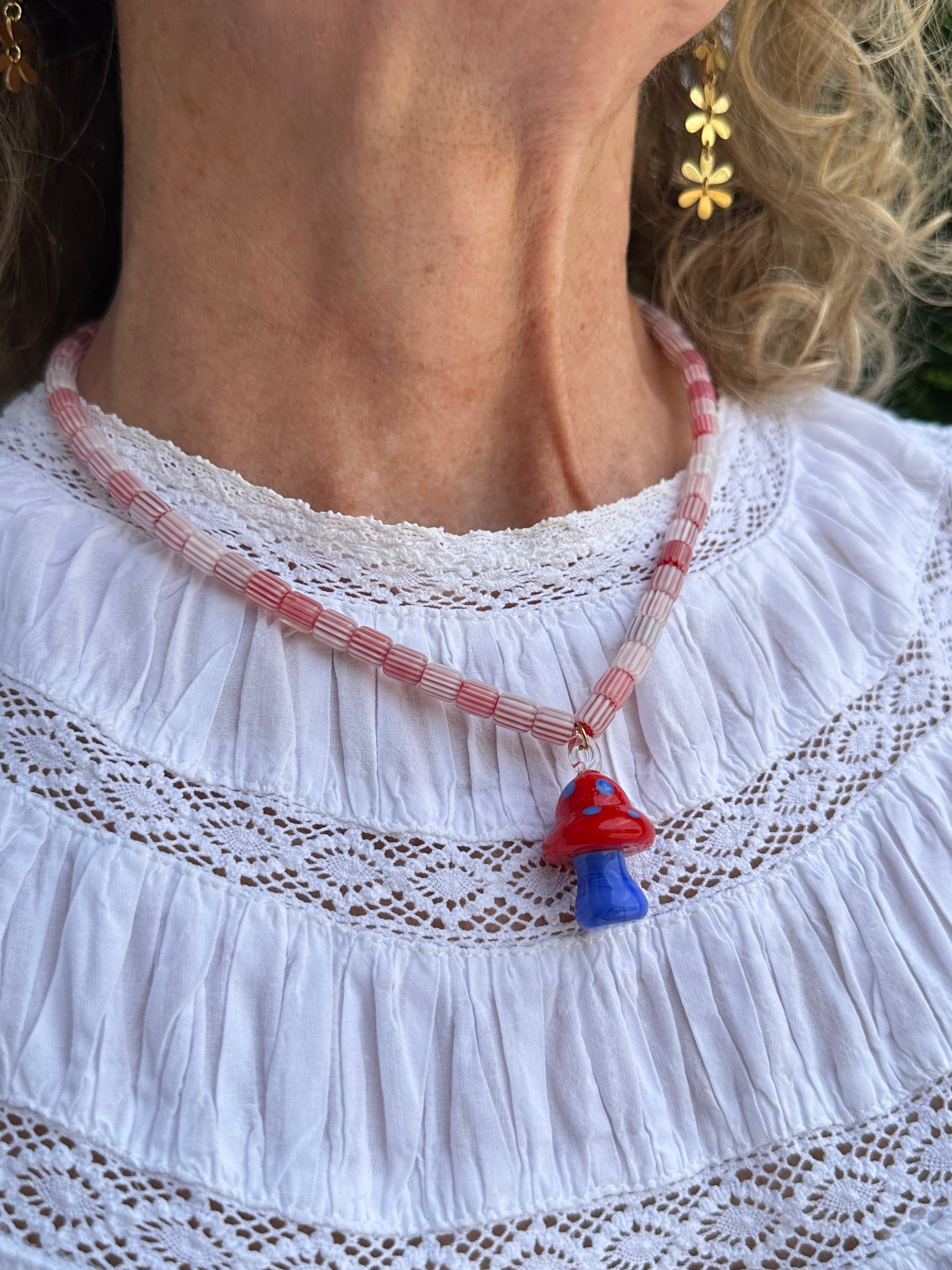 Collar del Verano, con bolas de cerámica y seta de cristal de murano. Cierre ajustable de acero inoxidable.