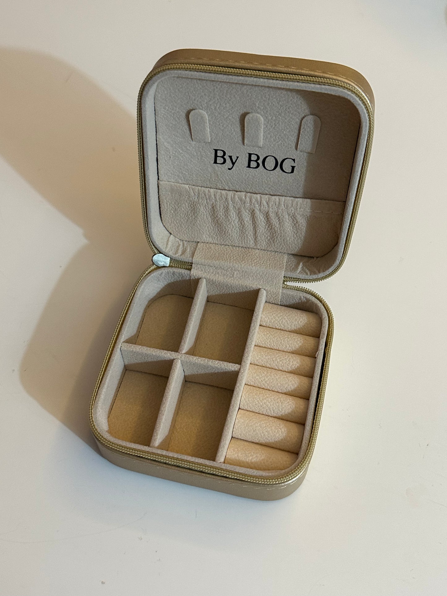 Joyero de viaje de piel con diferentes compartimentos. Se puede personalizar con las iniciales o el nombre.