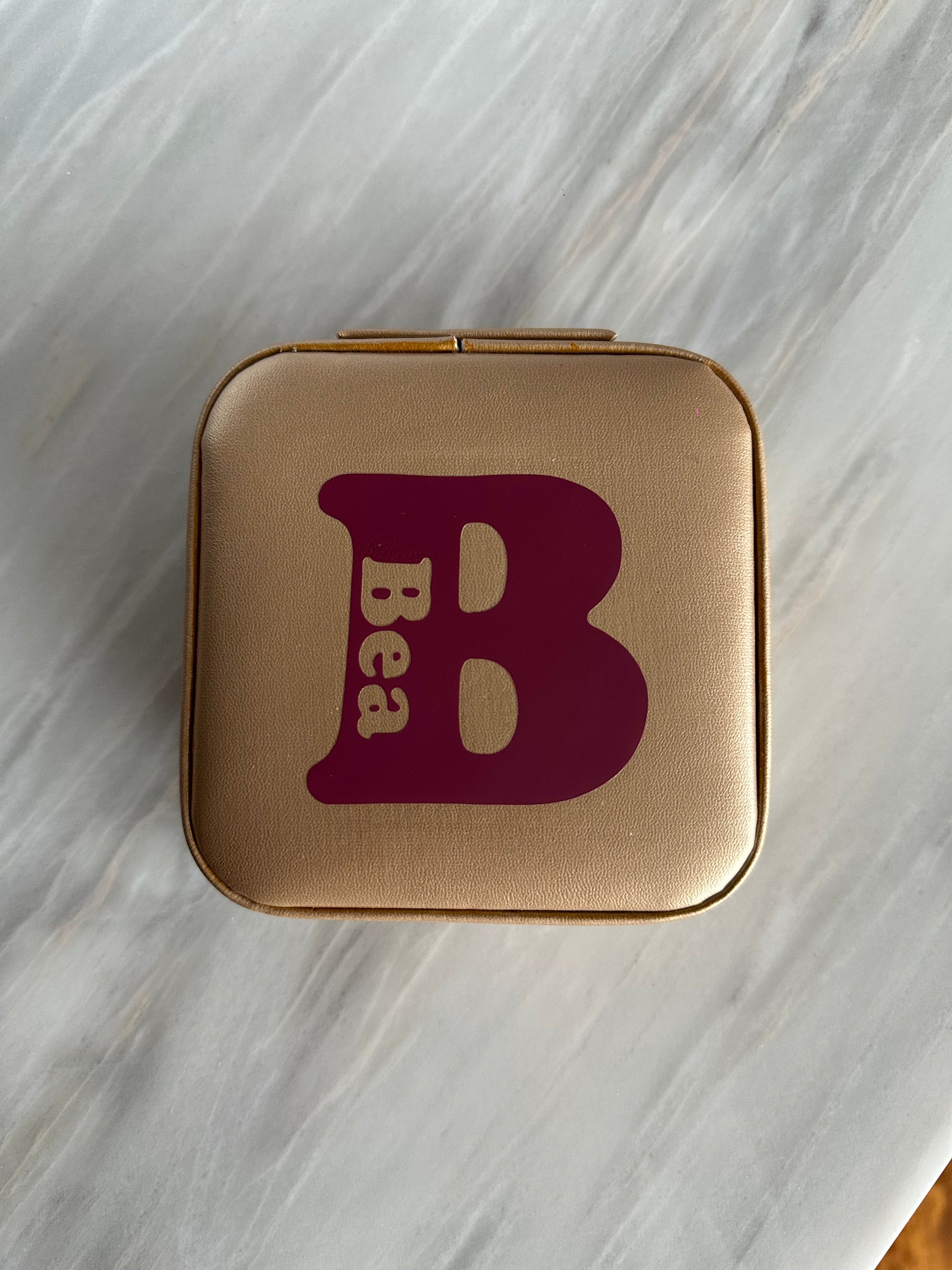 Joyero de viaje de piel con diferentes compartimentos. Se puede personalizar con las iniciales o el nombre.