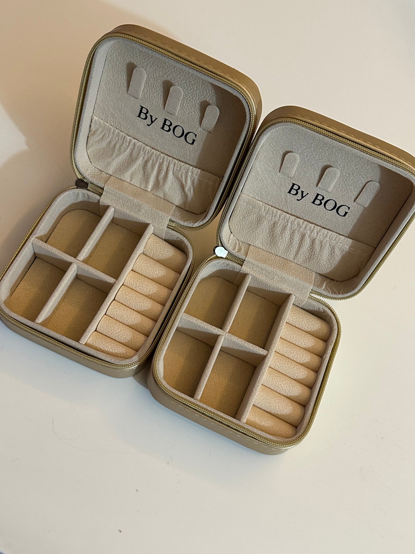 Joyero de viaje de piel con diferentes compartimentos. Se puede personalizar con las iniciales o el nombre.