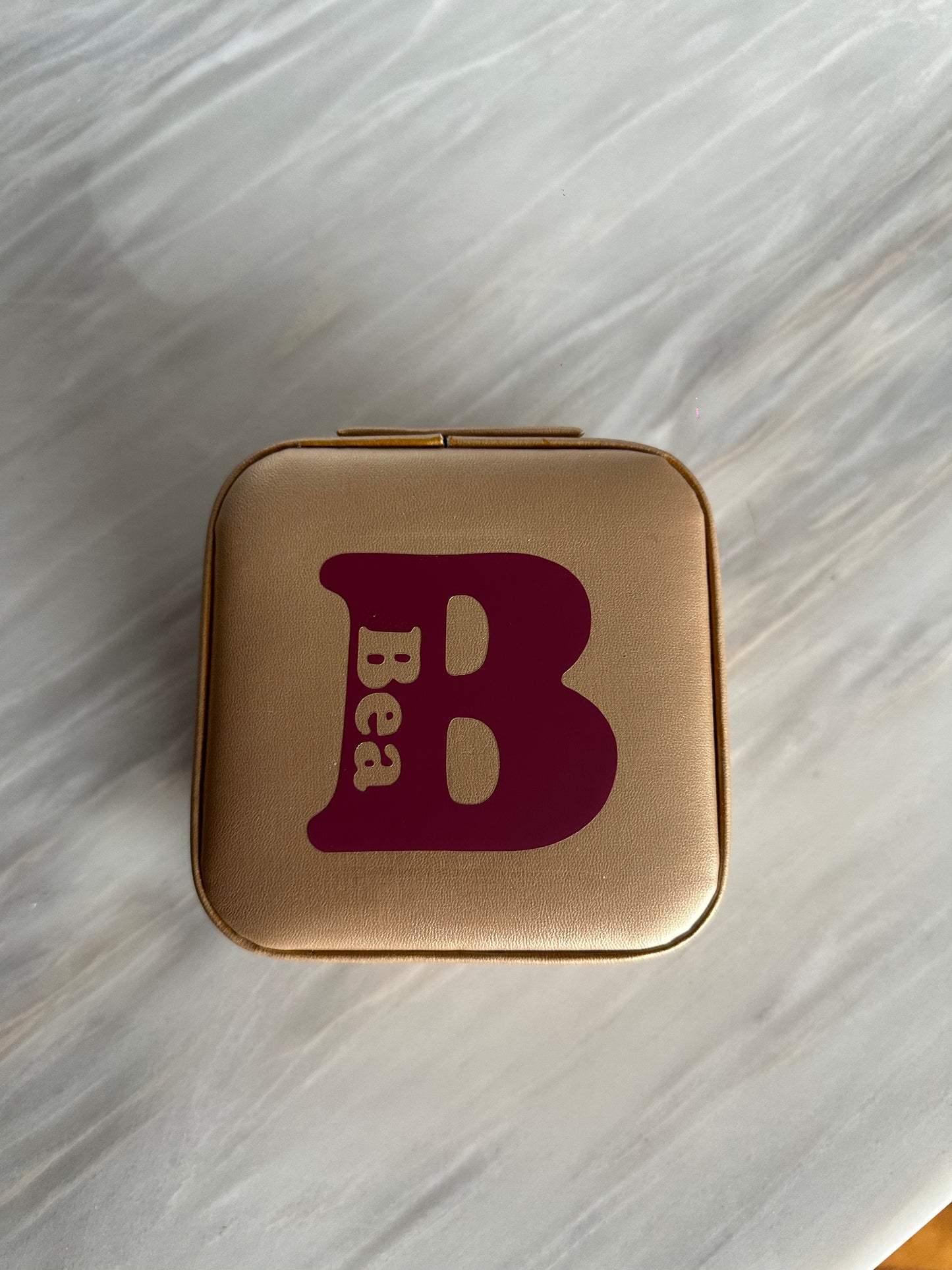 Joyero de viaje de piel con diferentes compartimentos. Se puede personalizar con las iniciales o el nombre.