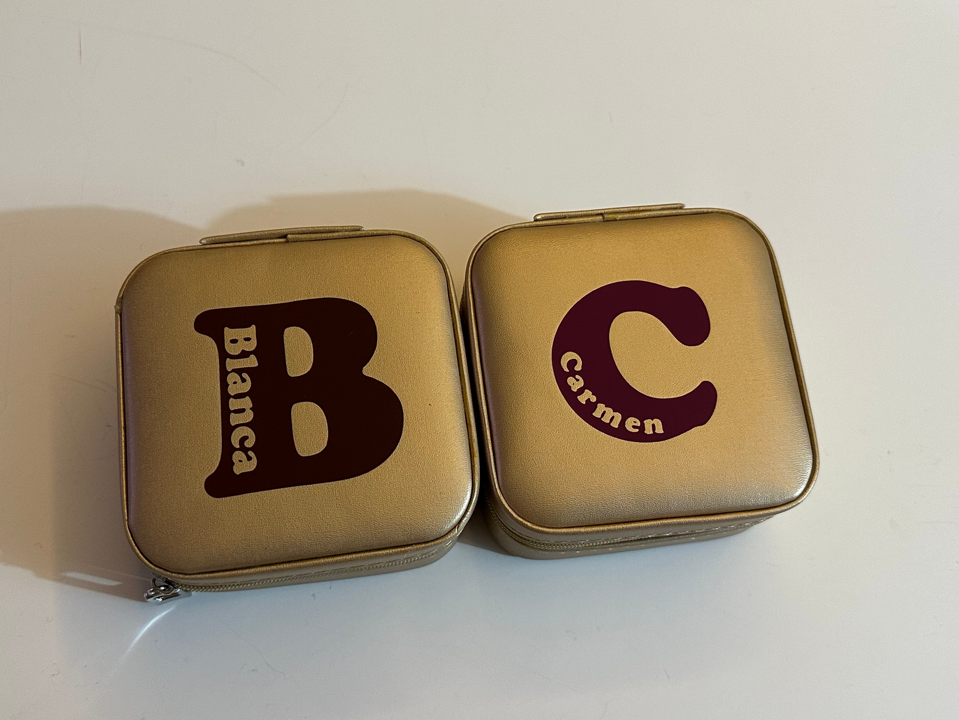 Joyero de viaje de piel con diferentes compartimentos. Se puede personalizar con las iniciales o el nombre.