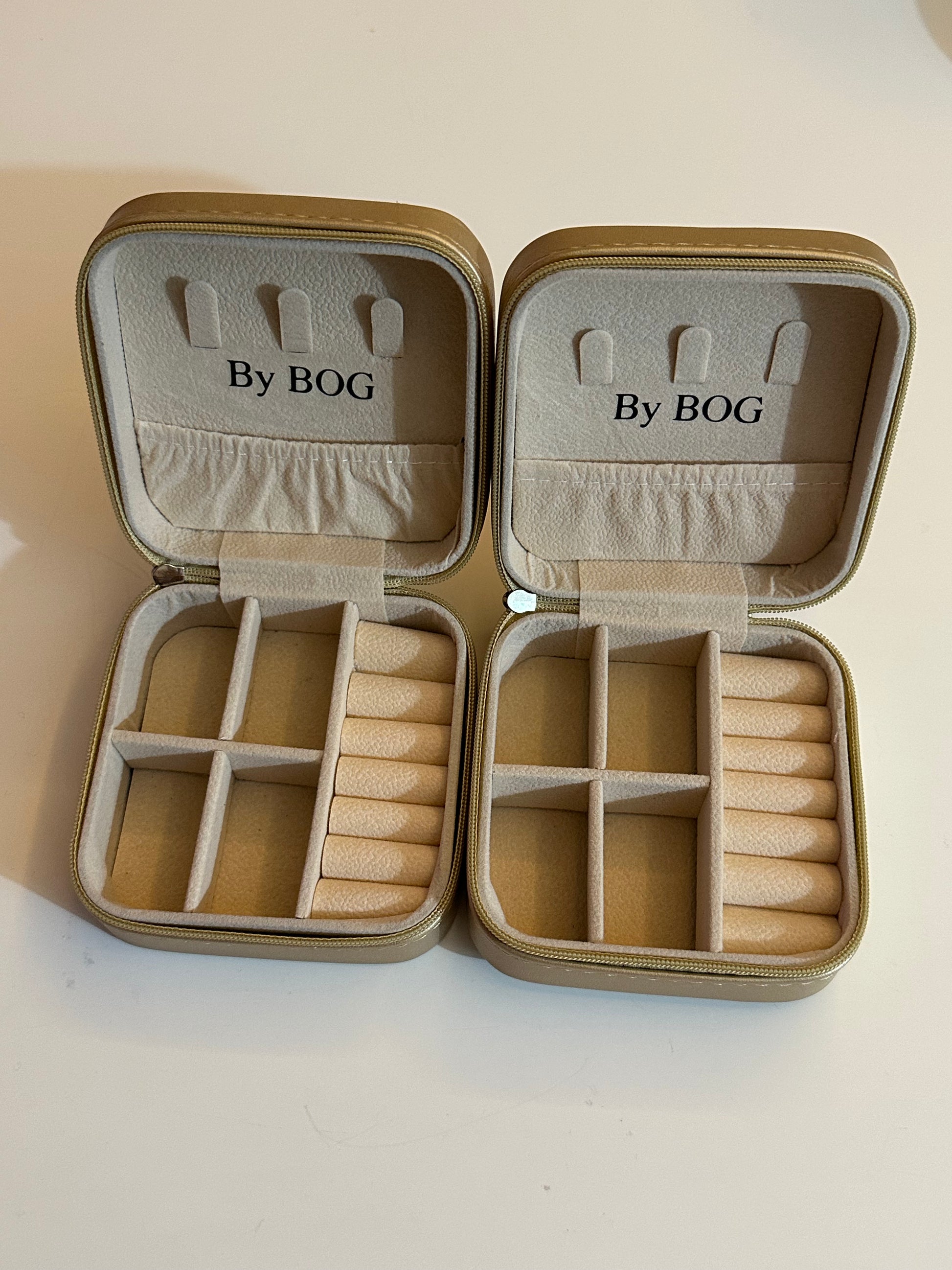 Joyero de viaje de piel con diferentes compartimentos. Se puede personalizar con las iniciales o el nombre.