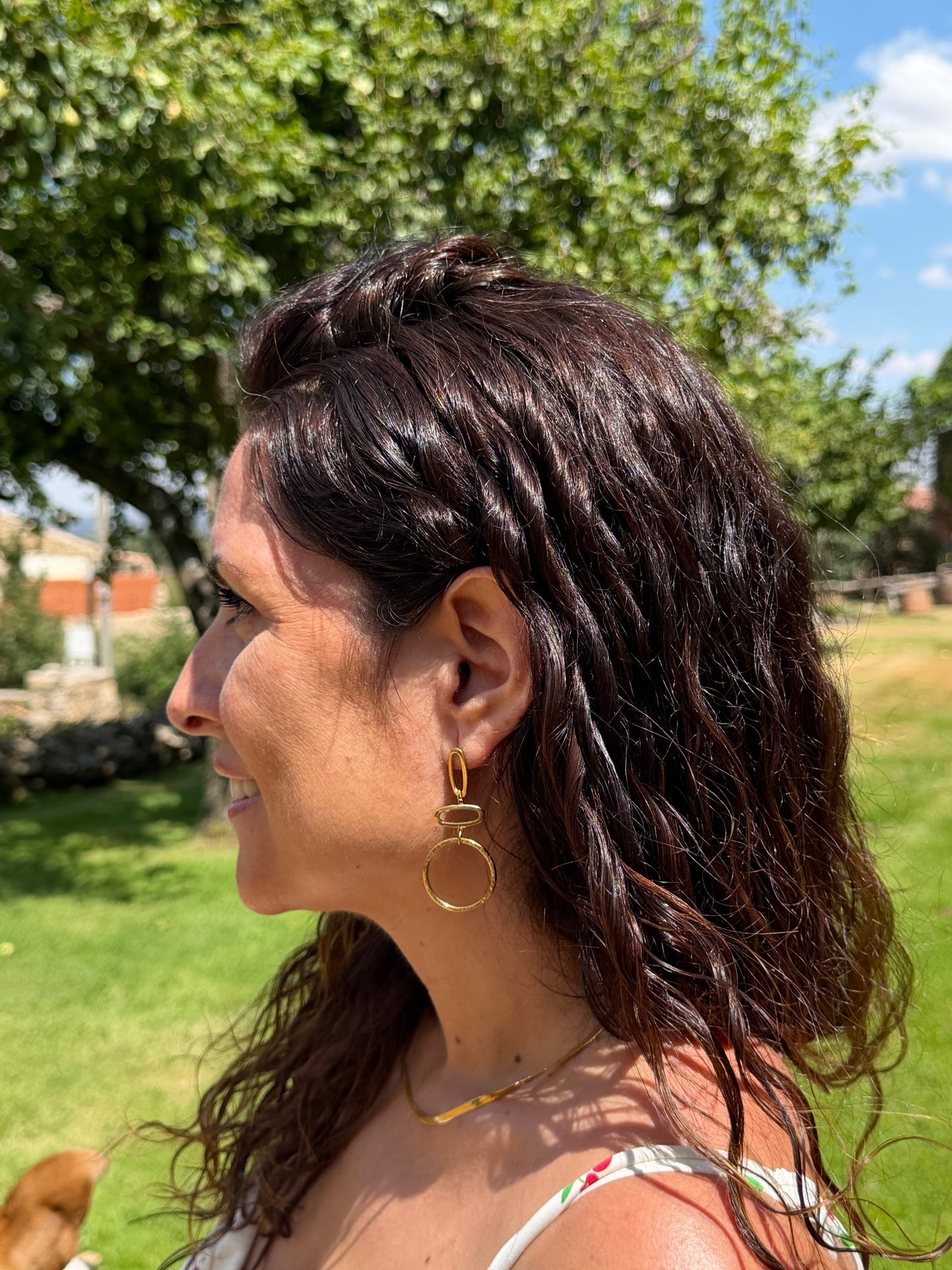 Pendientes de acero inoxidable en color oro. Estos pendientes son perfectos para elevar tus looks en eventos. Son hipoalergénicos.