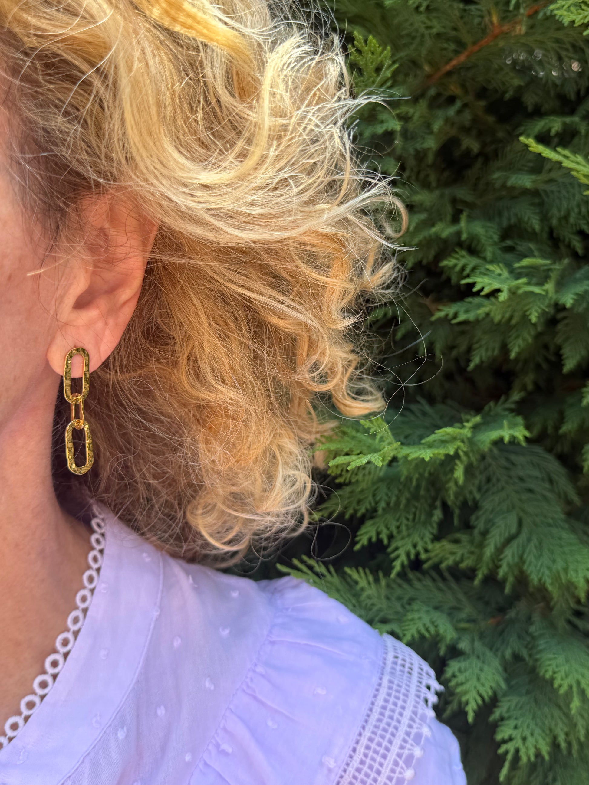 Pendientes dorados acero inoxidable con 3 eslabones en color oro. Estos pendientes son perfectos para elevar tus looks del día a día. Son hipoalergénicos.