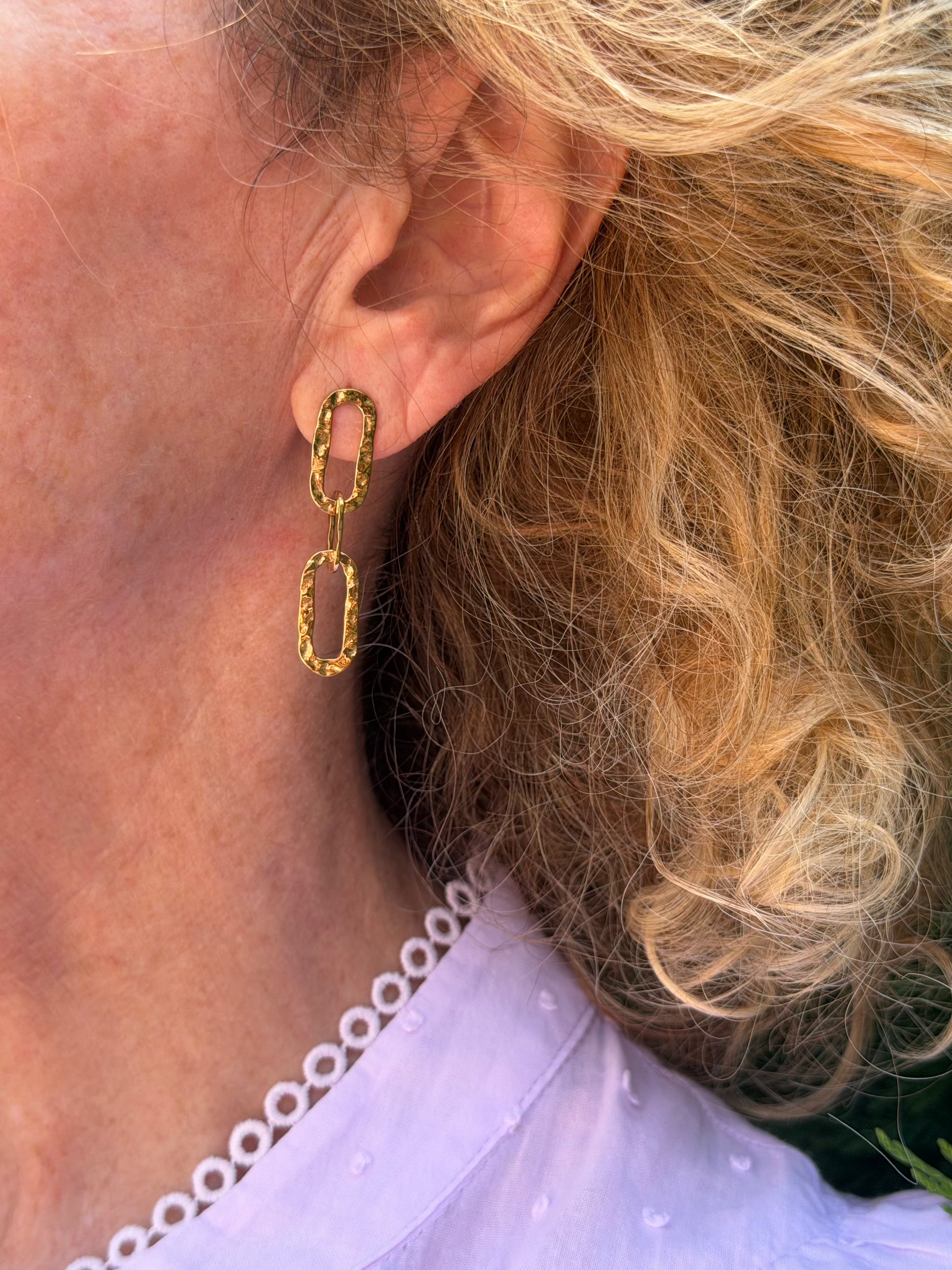 Pendientes dorados acero inoxidable con 3 eslabones en color oro. Estos pendientes son perfectos para elevar tus looks del día a día. Son hipoalergénicos.