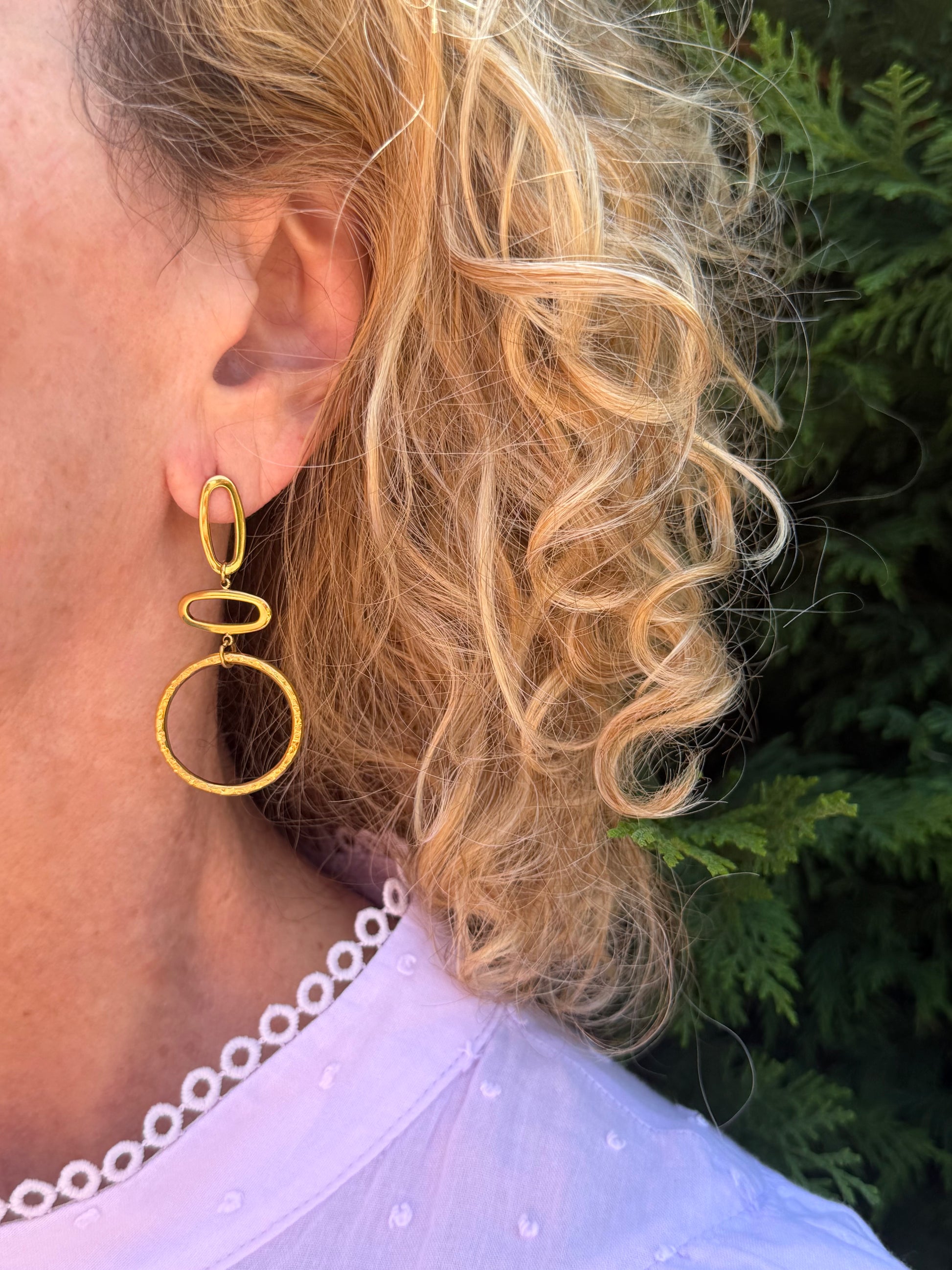 Pendientes dorados acero inoxidable en color oro. Estos pendientes son perfectos para elevar tus looks en eventos. Son hipoalergénicos.