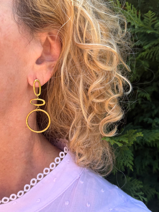 Pendientes dorados acero inoxidable en color oro. Estos pendientes son perfectos para elevar tus looks en eventos. Son hipoalergénicos.