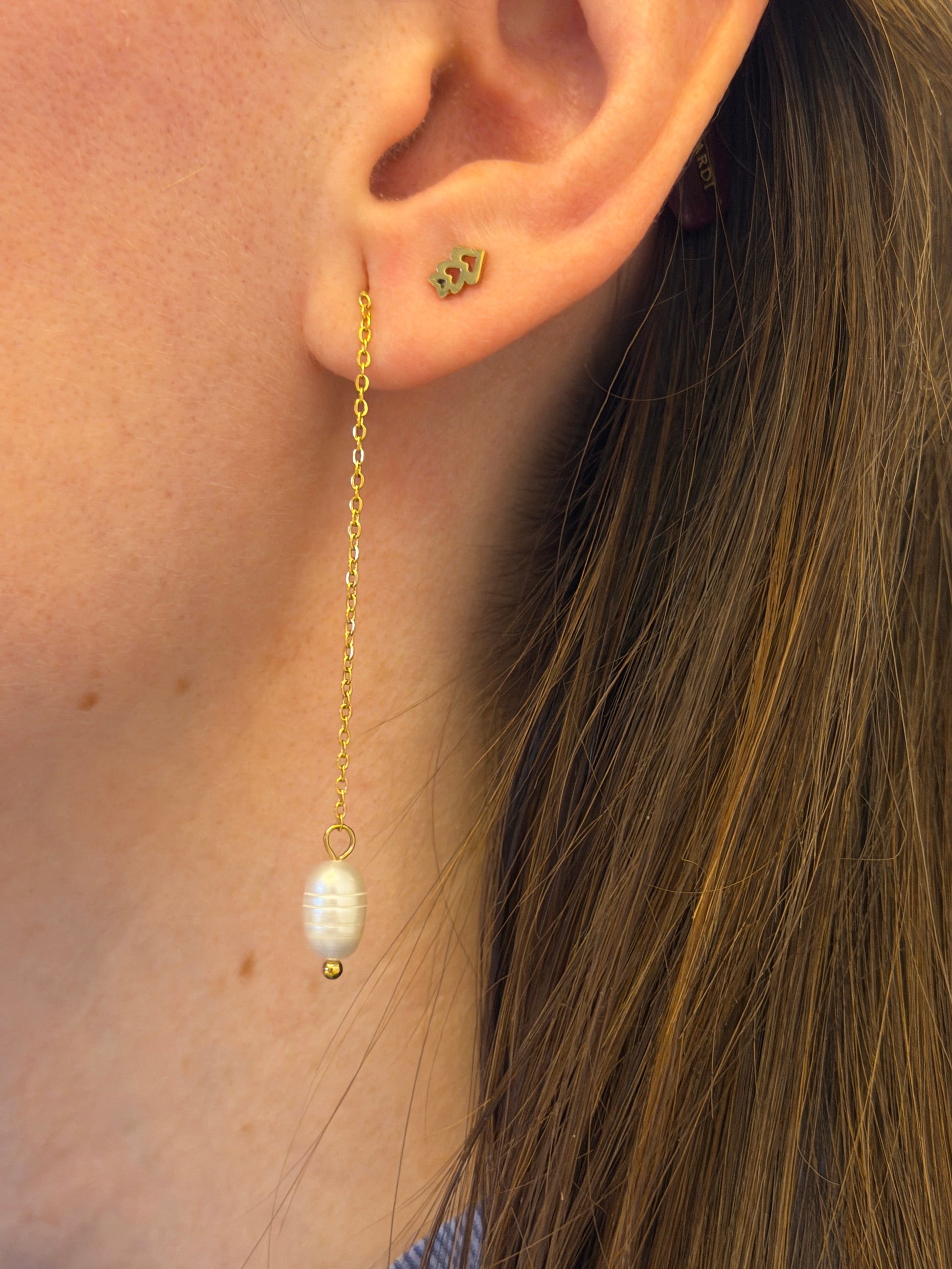 Pendientes largos de acero inoxidable en color dorado con perla de río colgando. Estos pendientes son perfectos para elevar tus looks. 