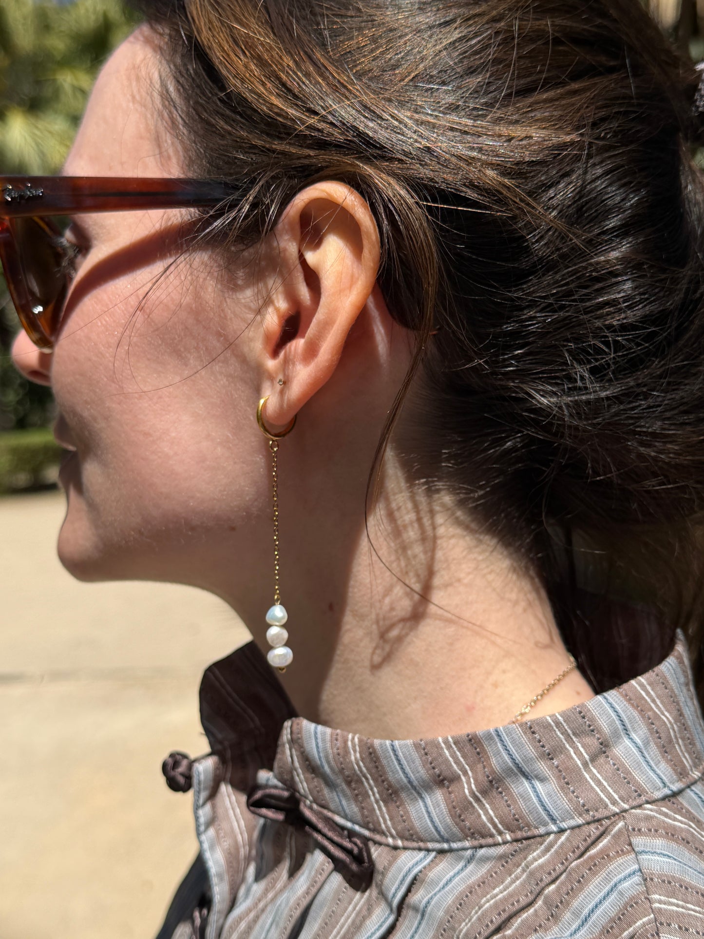 Pendientes de acero inoxidable en color dorado largos con tres perlas. Estos pendientes son perfectos para elevar tus looks. 