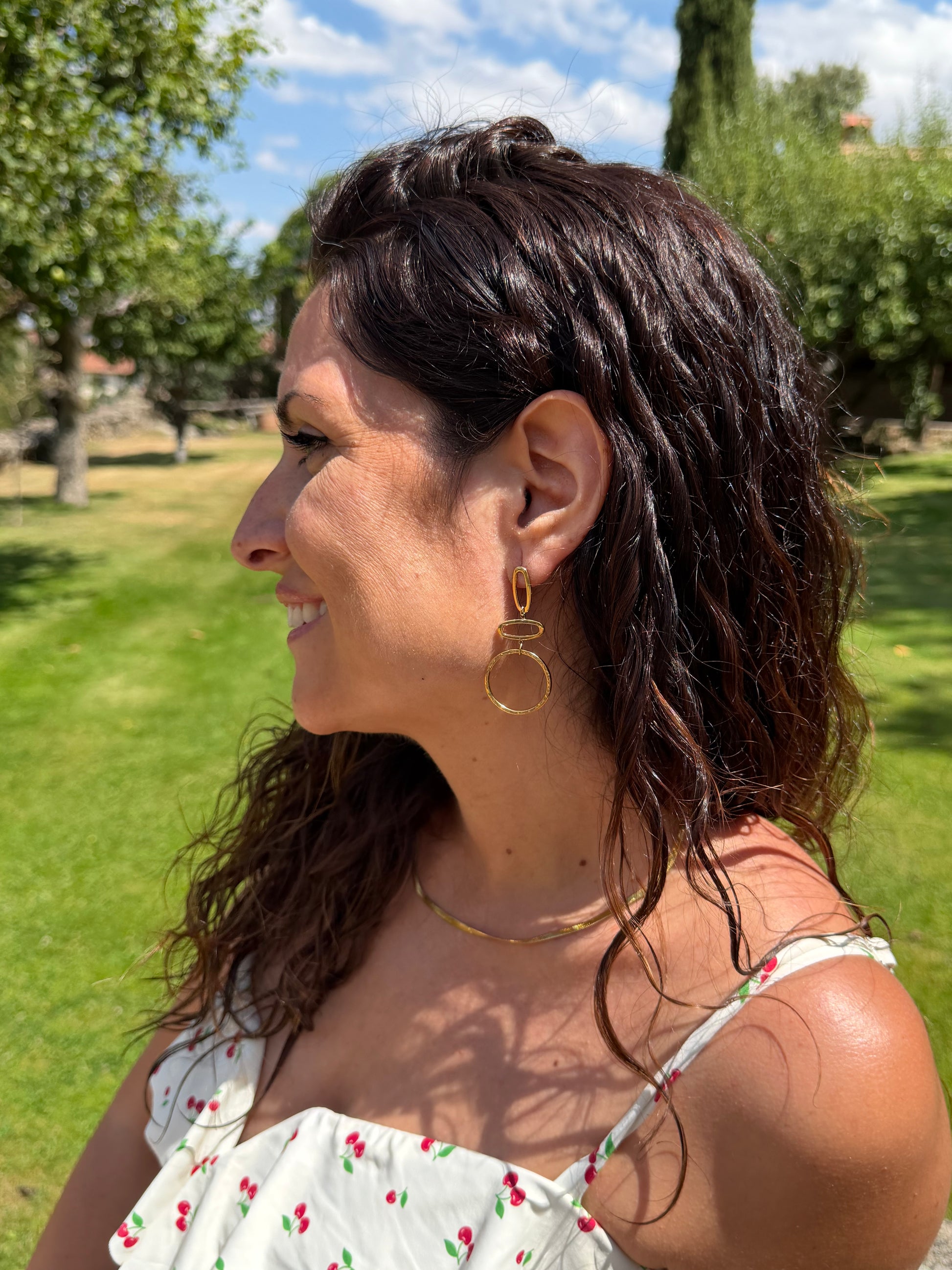 Pendientes acero inoxidable en color oro. Estos pendientes son perfectos para elevar tus looks en eventos. Son hipoalergénicos.