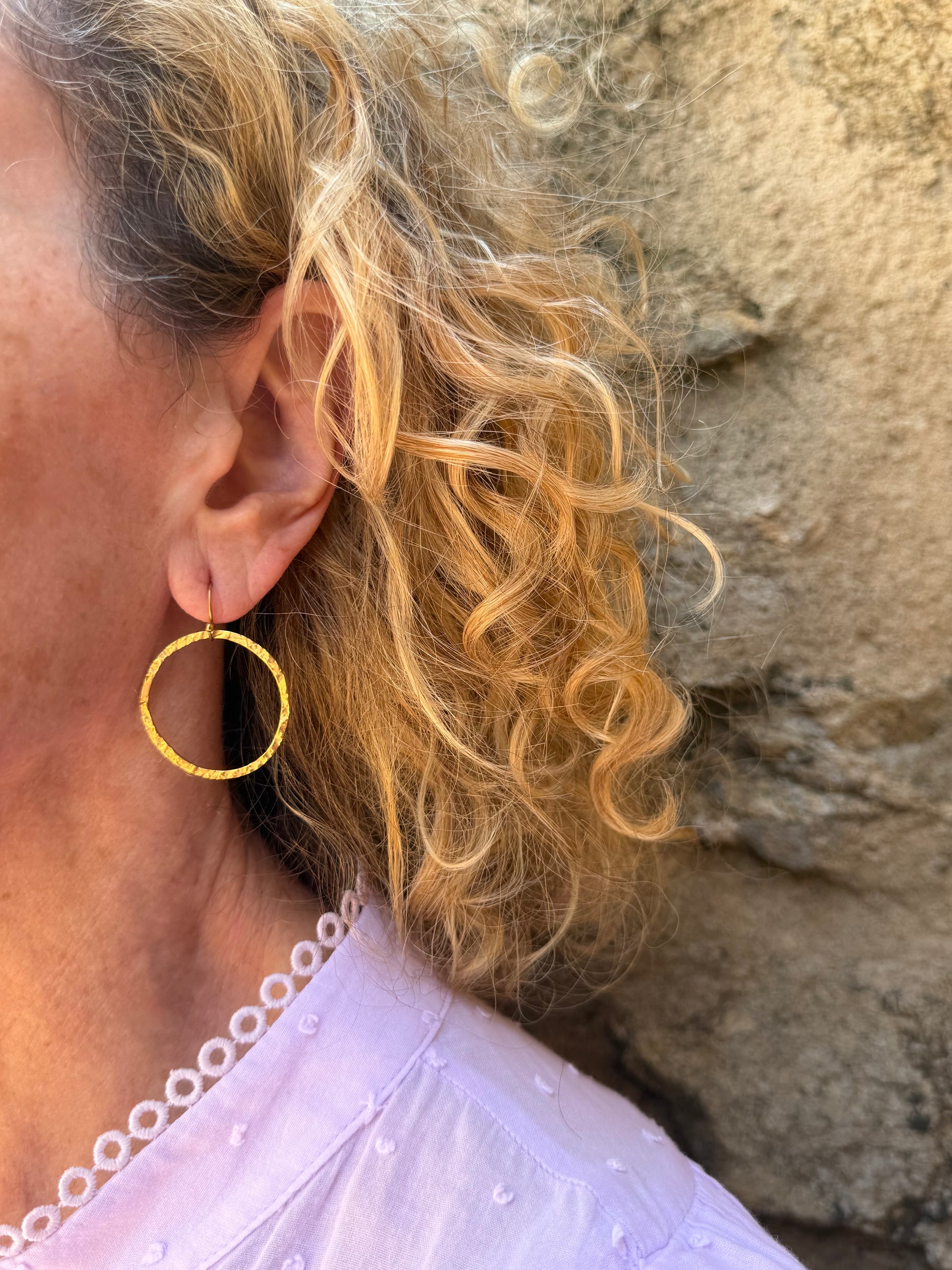Pendientes de acero inoxidable en color oro. Estos pendientes son perfectos para elevar tus looks en el día a día. Son hipoalergénicos.