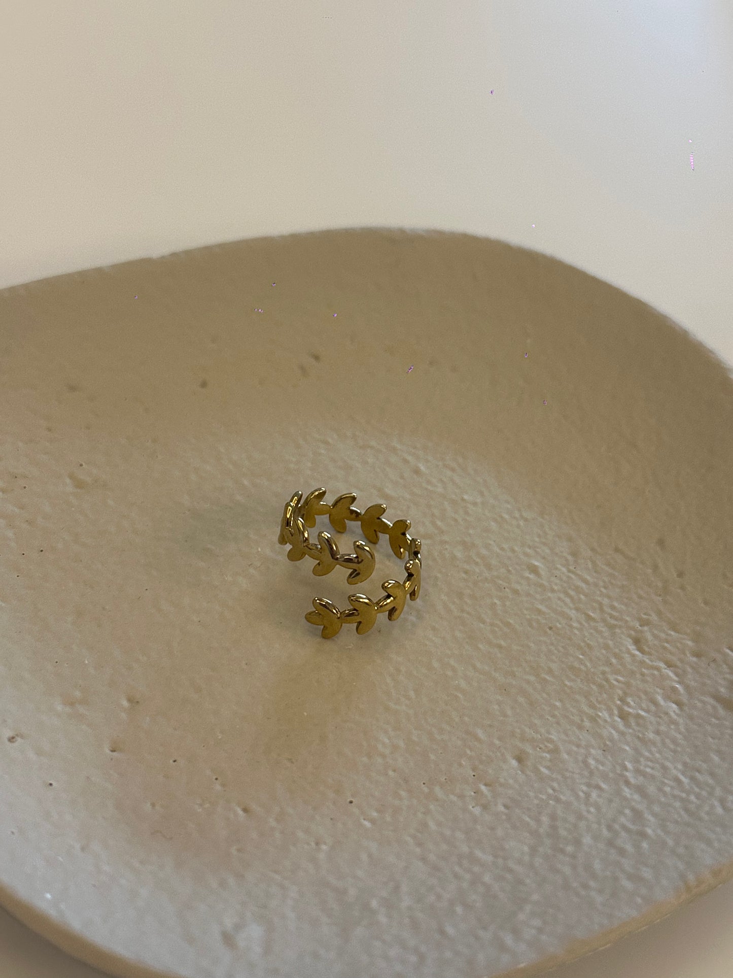 Anillo laurel de acero inoxidable ajustable en dorado
