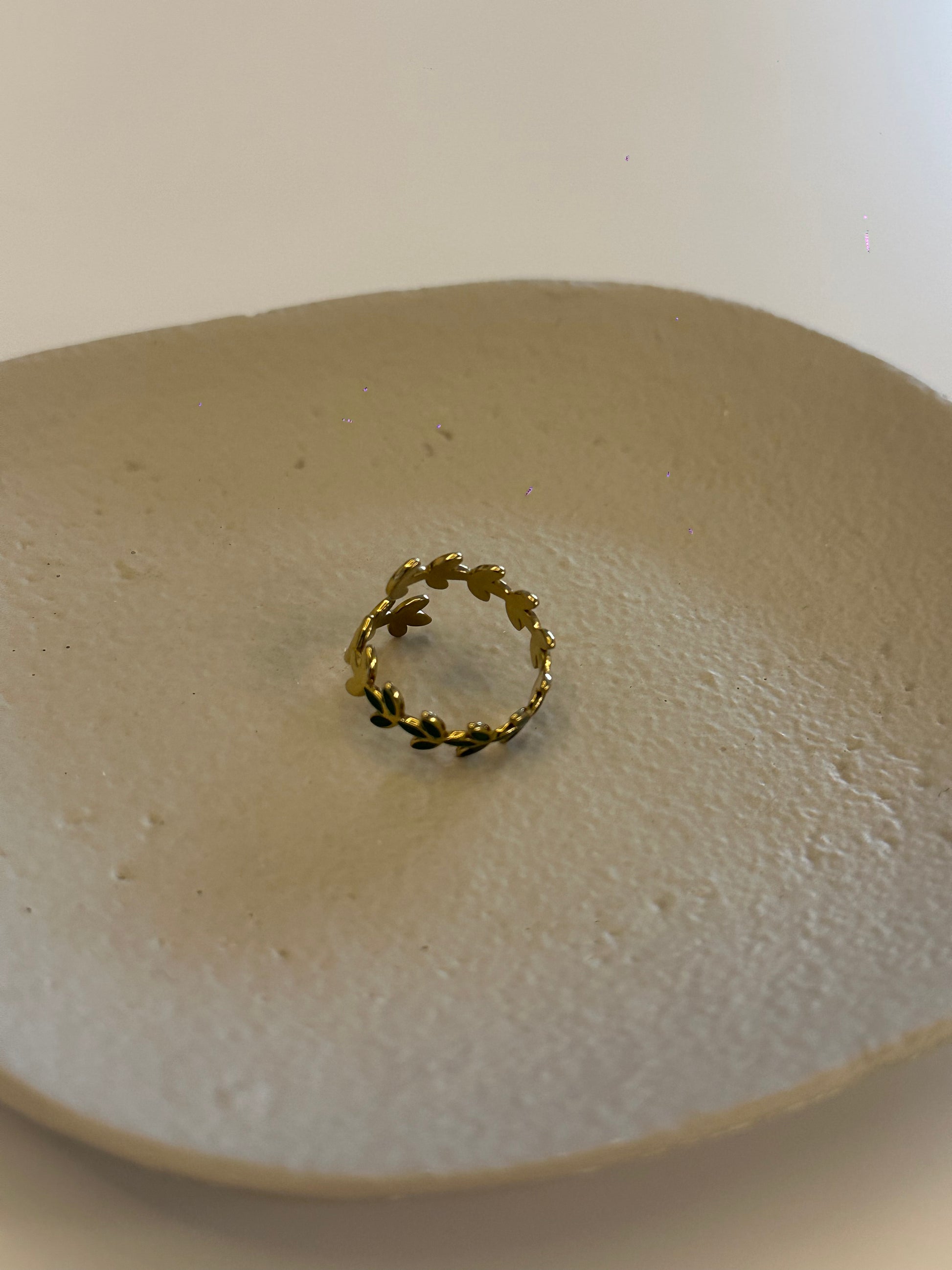 Anillo laurel de acero inoxidable ajustable en dorado