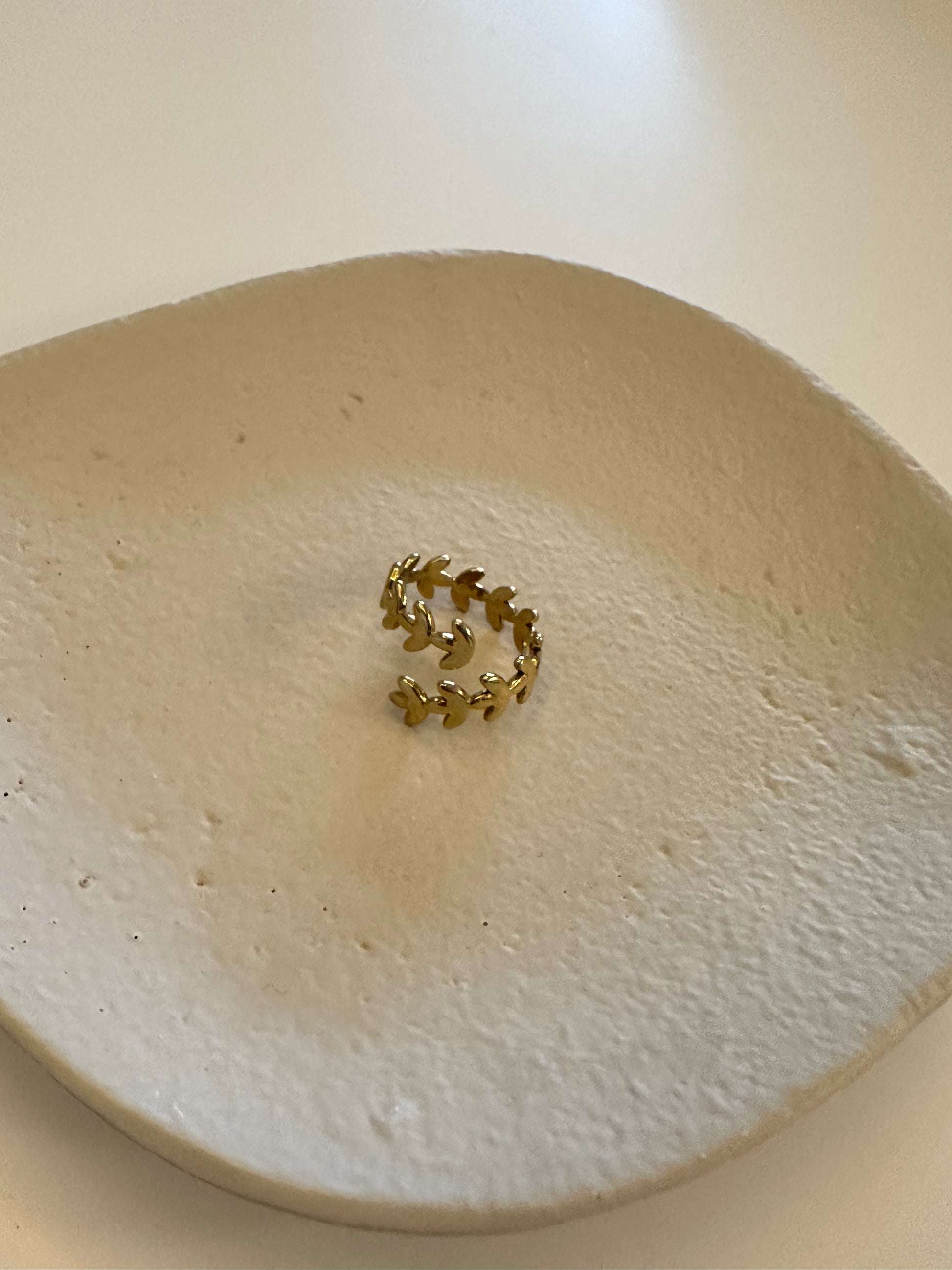 Anillo laurel de acero inoxidable ajustable en dorado