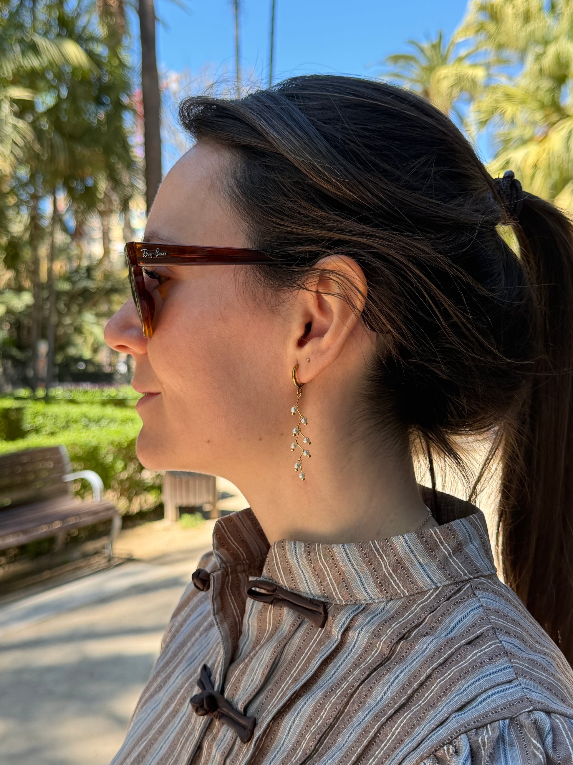 Pendientes de acero inoxidable largos con perlas de río. Estos pendientes son perfectos para elevar tus looks. 