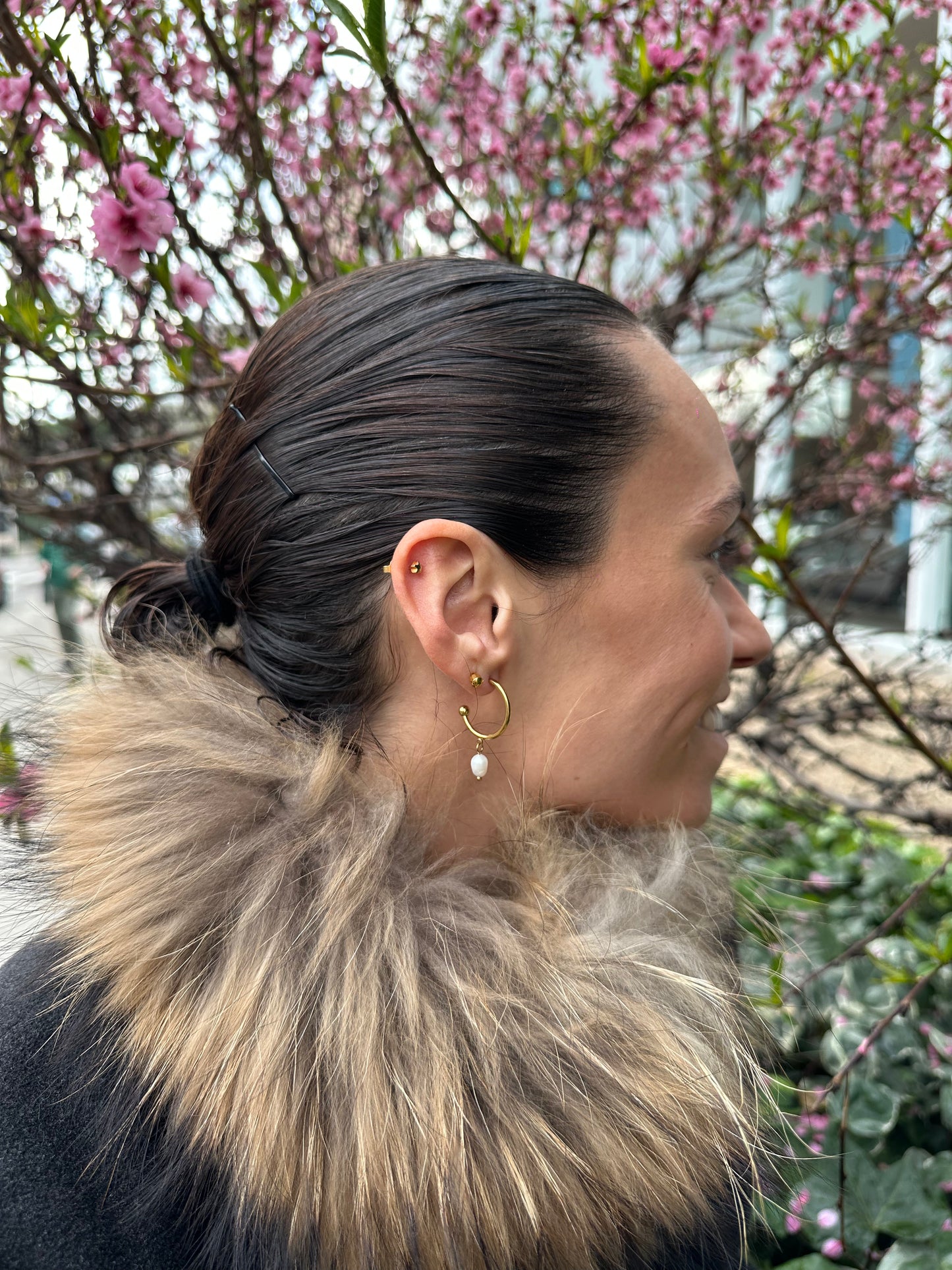 Pendientes de aro de acero inoxidable en color dorado con perla de río colgando. Estos pendientes son perfectos para elevar tus looks. 