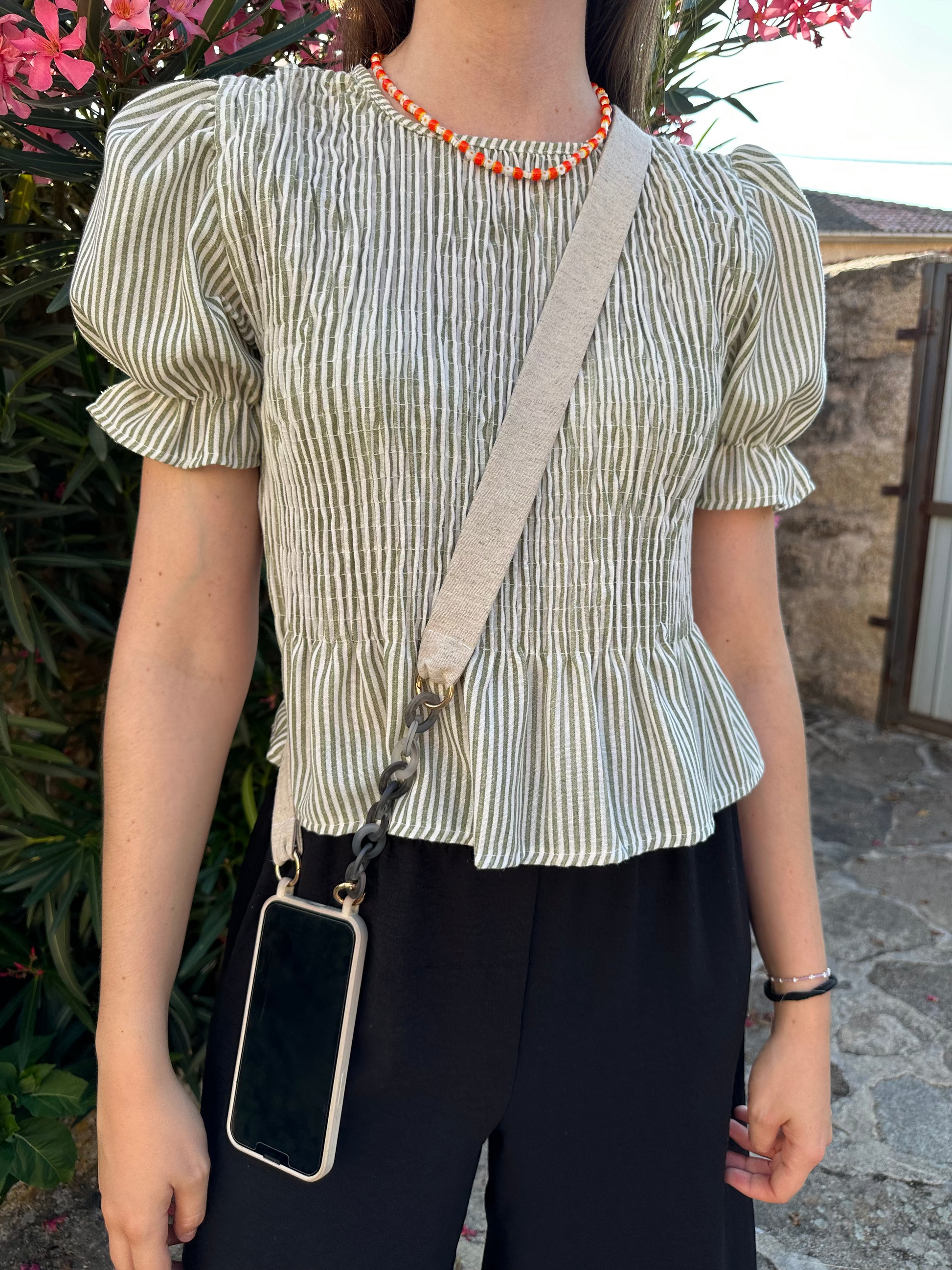 Cuelgamóvil color beige con eslabones grises. Ajustable y con arandelas de acero inoxidable.