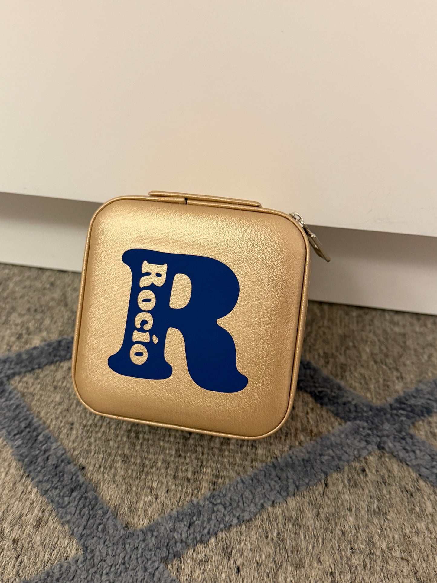 Joyero de viaje de piel con diferentes compartimentos. Se puede personalizar con las iniciales o el nombre.