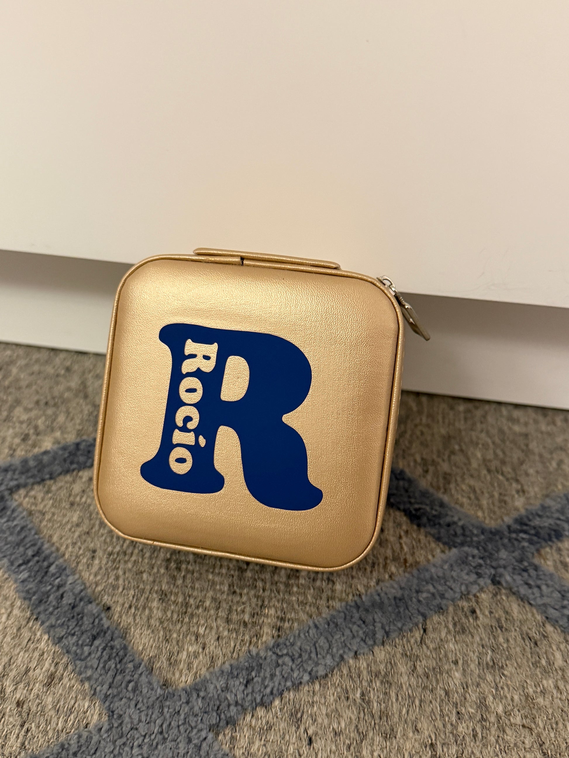 Joyero de viaje de piel con diferentes compartimentos. Se puede personalizar con las iniciales o el nombre.