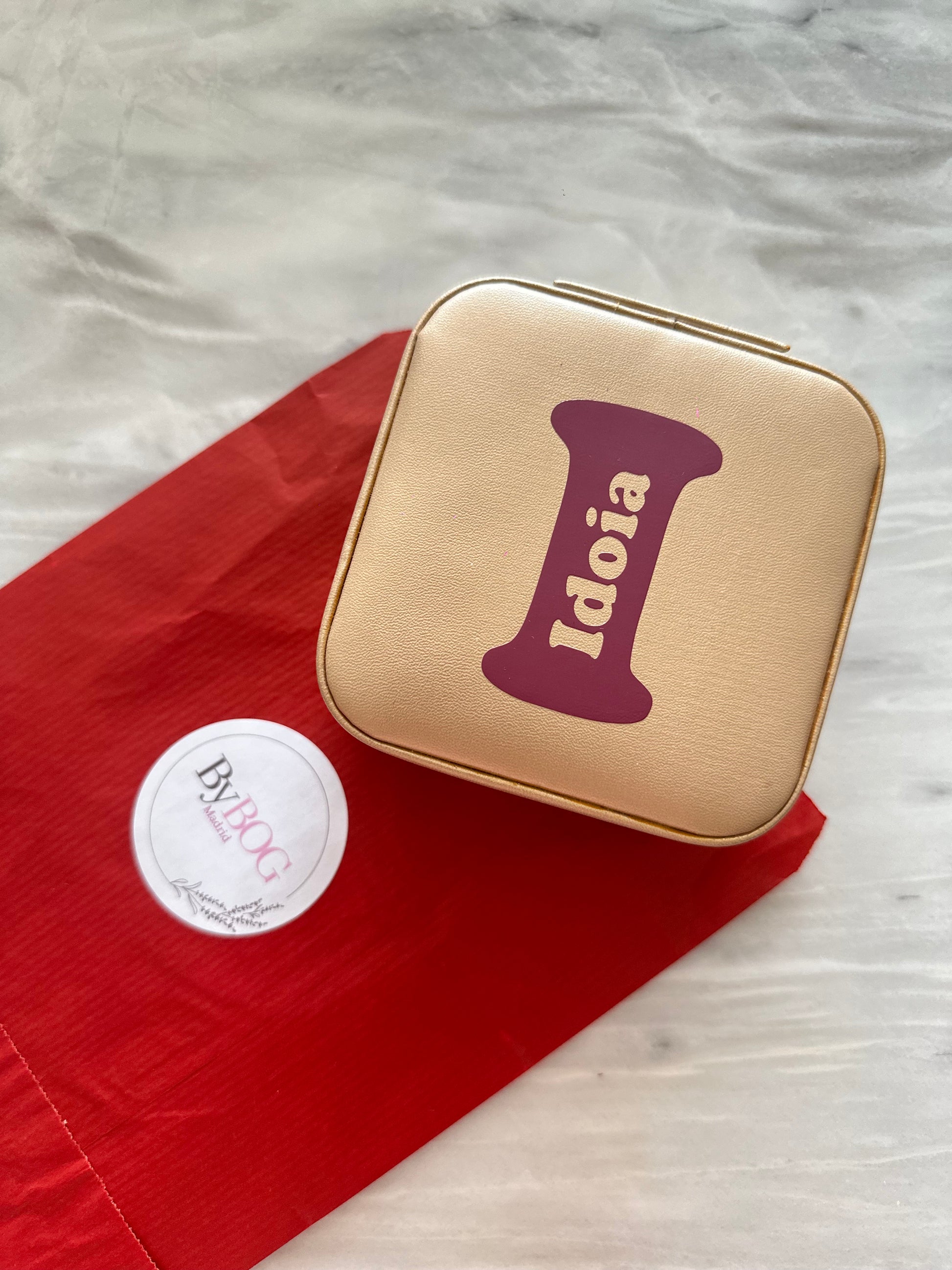 Joyero de viaje de piel con diferentes compartimentos. Se puede personalizar con las iniciales o el nombre.
