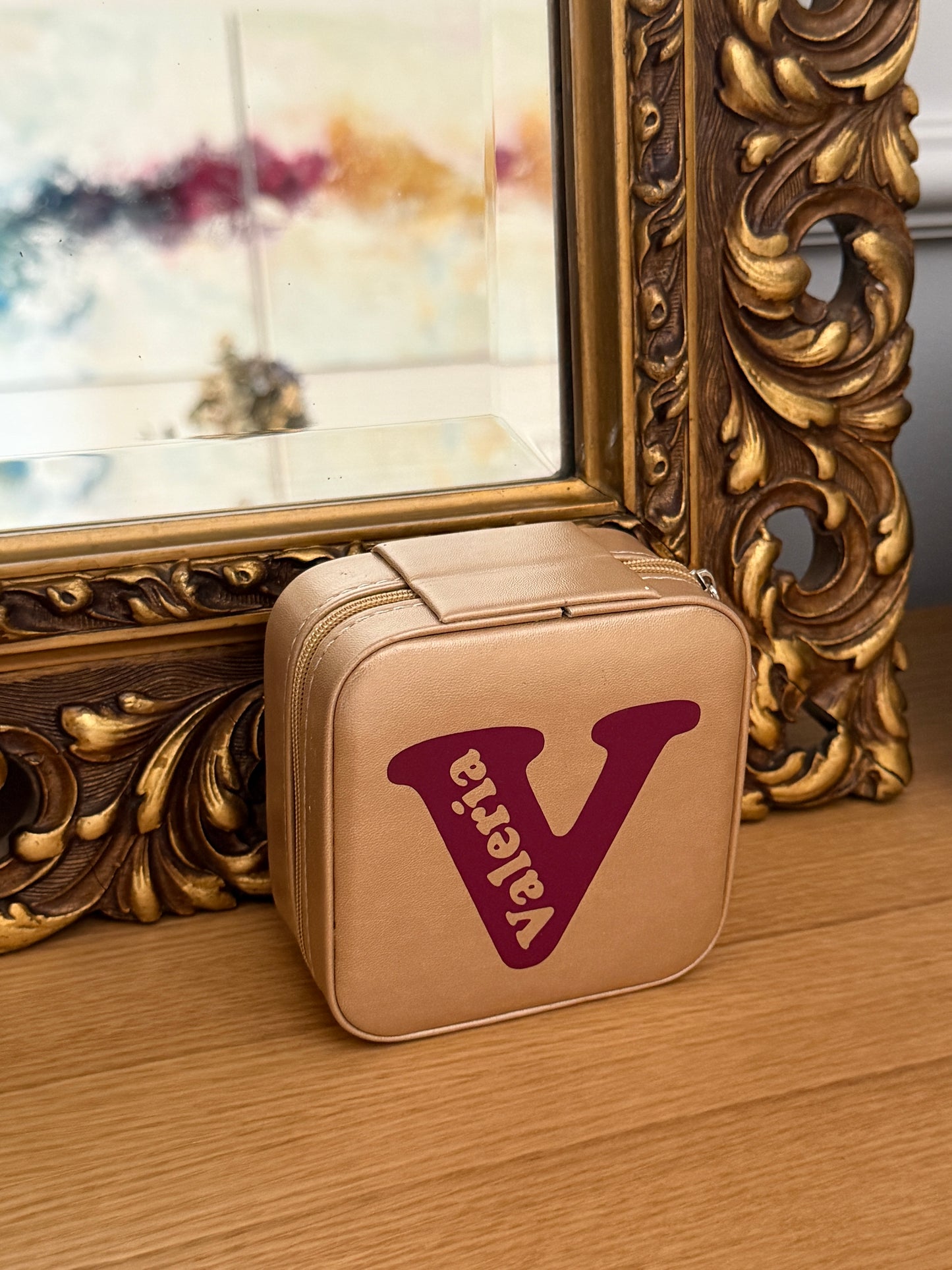 Joyero de viaje de piel con diferentes compartimentos. Se puede personalizar con las iniciales o el nombre.