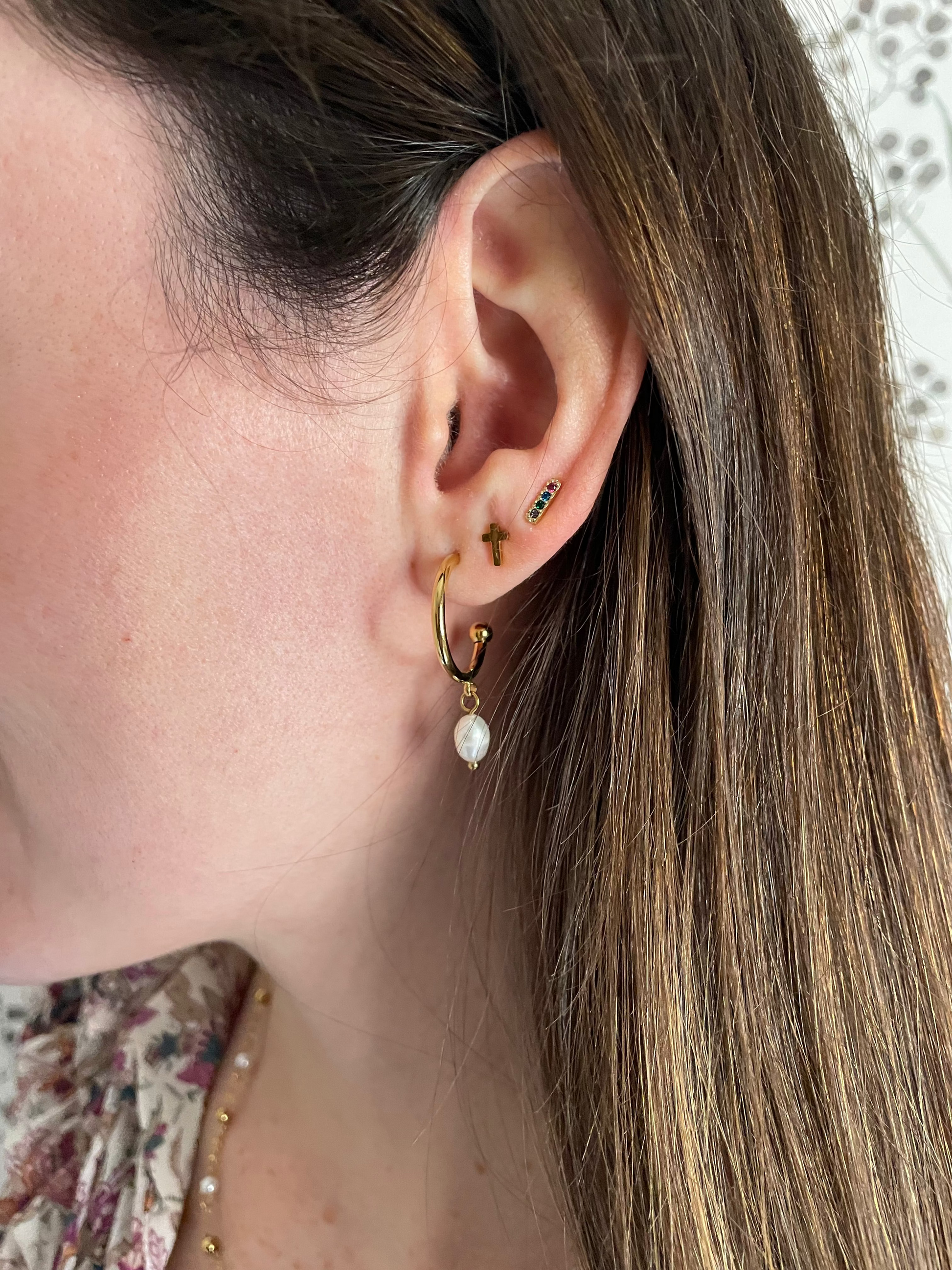Pendientes de aro de acero inoxidable en color dorado con perla de río colgando. Estos pendientes son perfectos para elevar tus looks. 