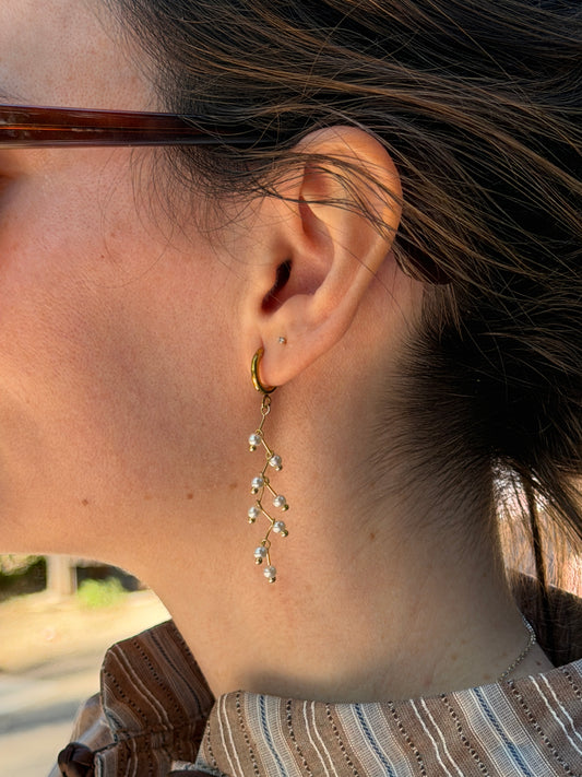 Pendientes de acero inoxidable largos con perlas de río. Estos pendientes son perfectos para elevar tus looks. 