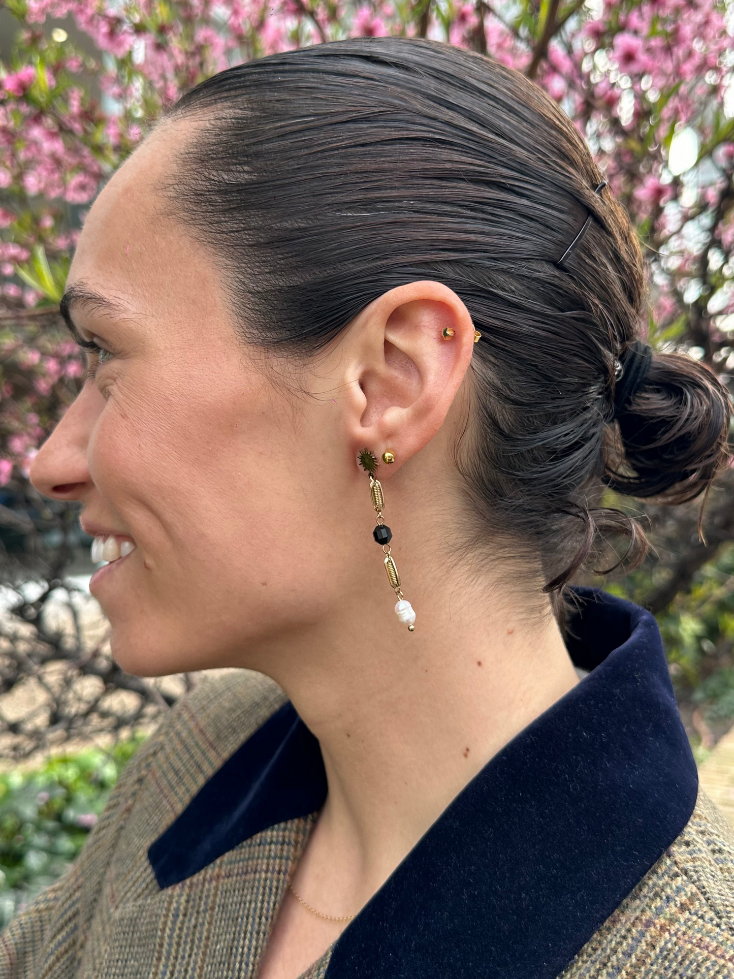 Pendientes largos de acero inoxidable en color dorado con perla de río colgando. Estos pendientes son perfectos para elevar tus looks. 