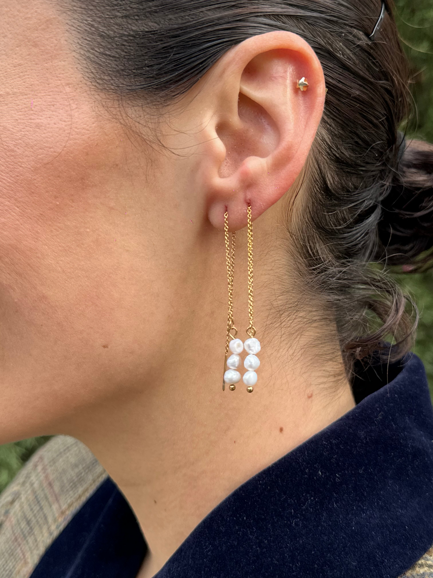 Pendientes dobles de acero inoxidable en color dorado largos con tres perlas. Estos pendientes son perfectos para elevar tus looks. 