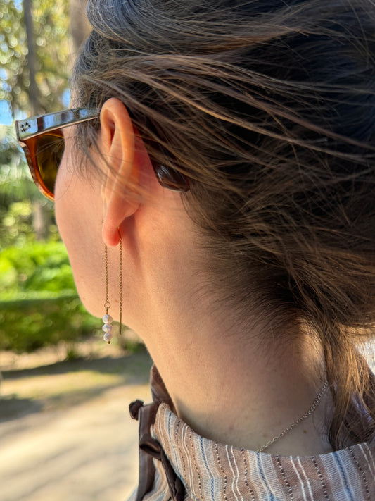 Pendientes dobles de acero inoxidable en color dorado largos con tres perlas. Estos pendientes son perfectos para elevar tus looks. 