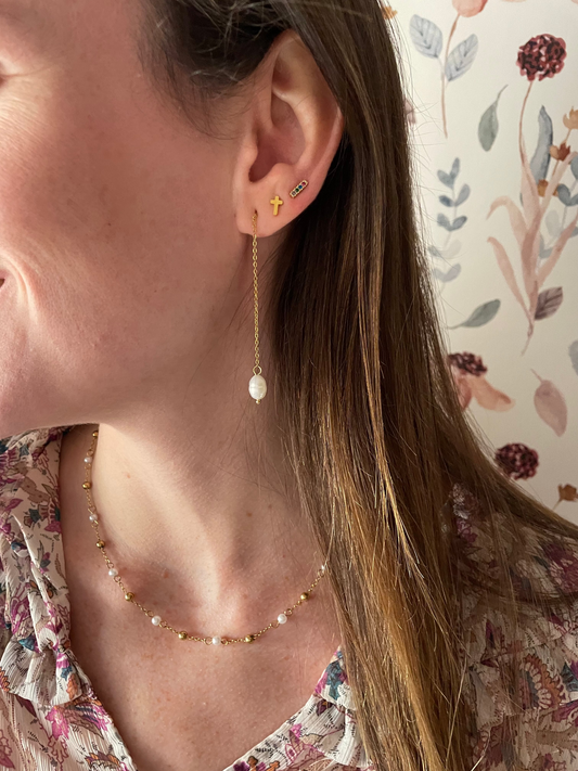 Pendientes largos de acero inoxidable en color dorado con perla de río colgando. Estos pendientes son perfectos para elevar tus looks. 