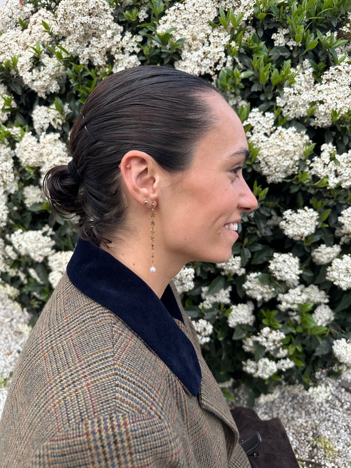 Pendientes de acero inoxidable largos con estrellas doradas y una perla. Estos pendientes son perfectos para elevar tus looks. 