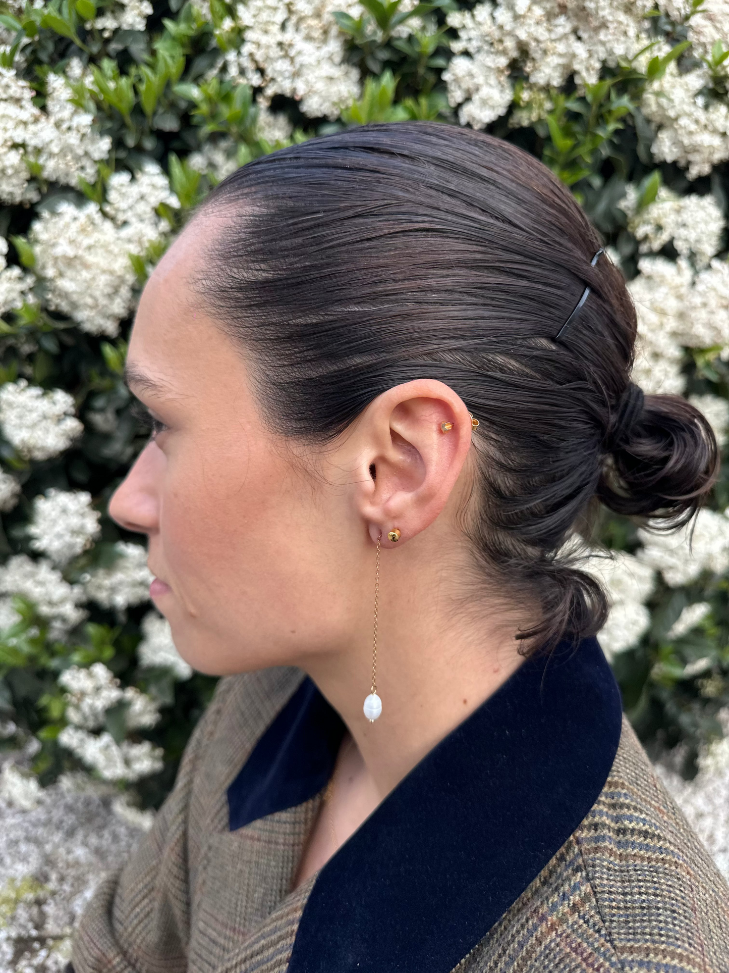 Pendientes largos de acero inoxidable en color dorado con perla de río colgando. Estos pendientes son perfectos para elevar tus looks. 