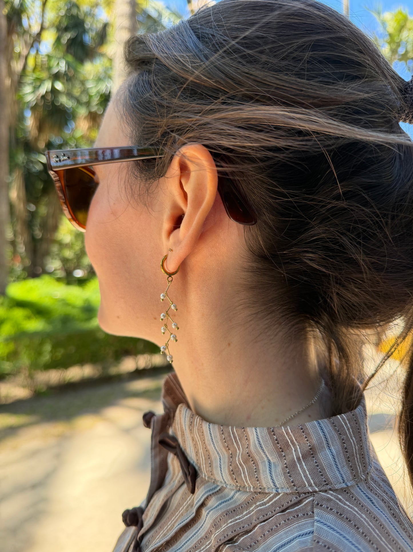 Pendientes de acero inoxidable largos con perlas de río. Estos pendientes son perfectos para elevar tus looks. 