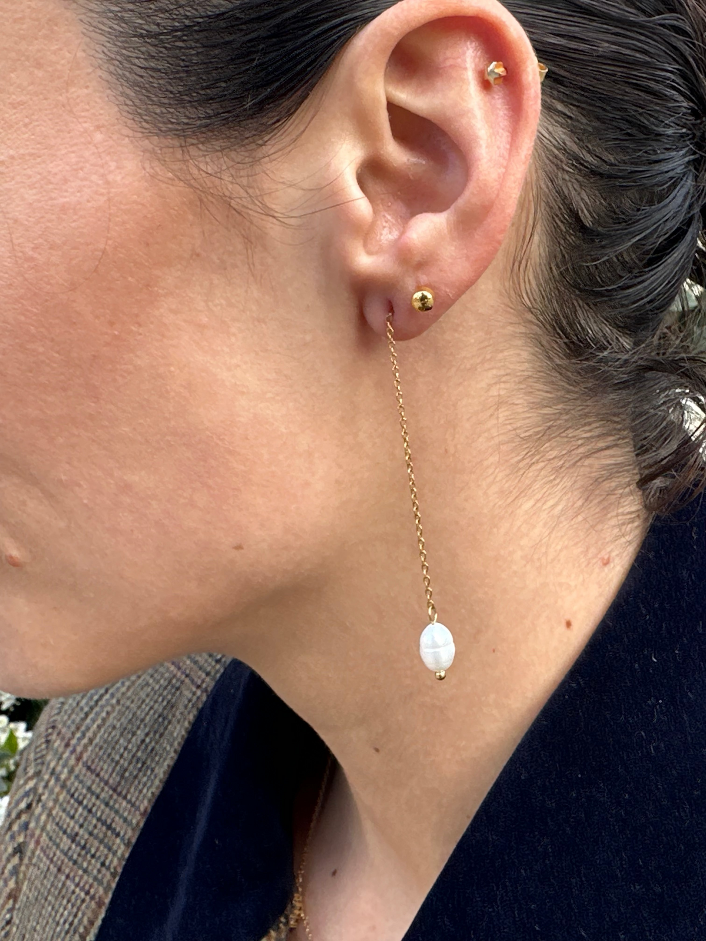 Pendientes largos de acero inoxidable en color dorado con perla de río colgando. Estos pendientes son perfectos para elevar tus looks. 