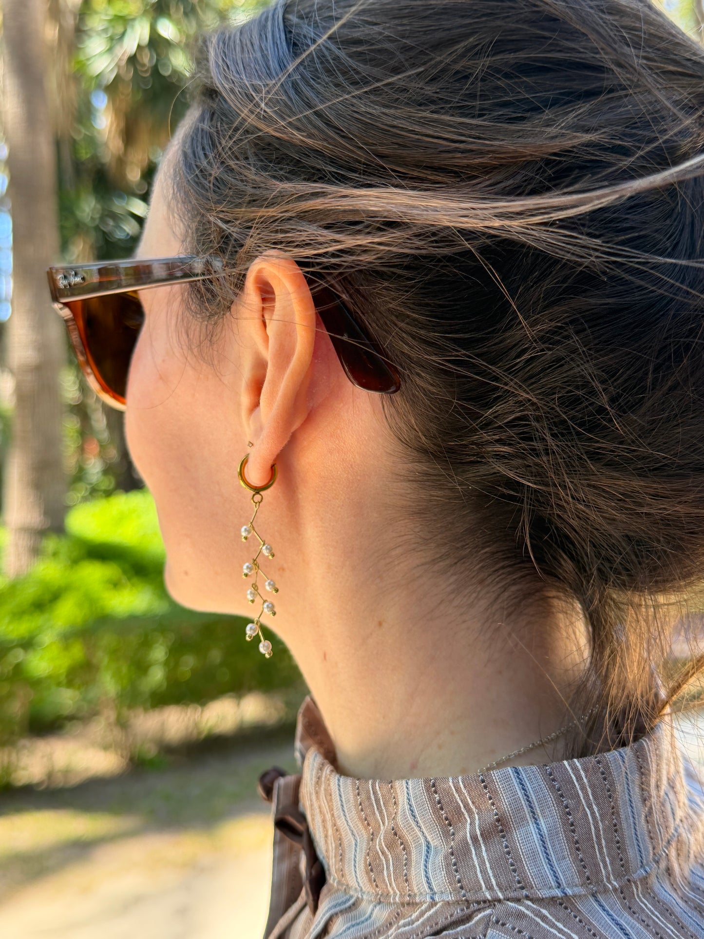 Pendientes de acero inoxidable largos con perlas de río. Estos pendientes son perfectos para elevar tus looks. 
