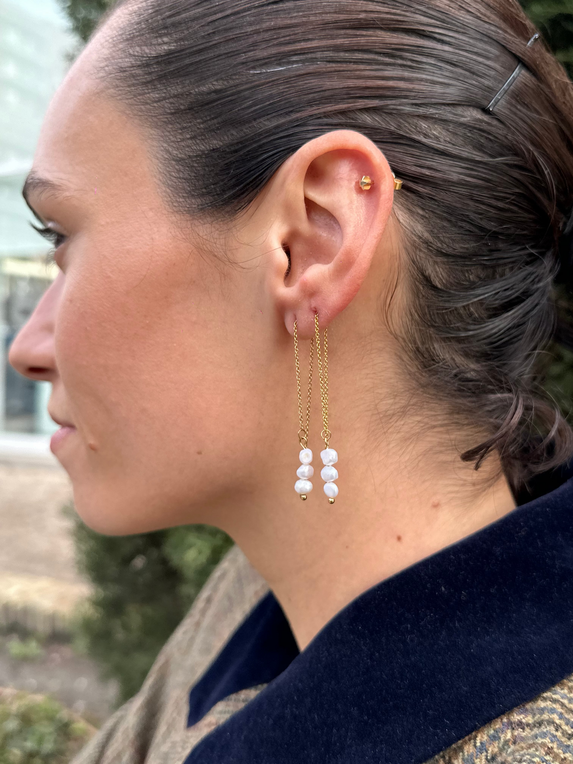 Pendientes dobles de acero inoxidable en color dorado largos con tres perlas. Estos pendientes son perfectos para elevar tus looks. 
