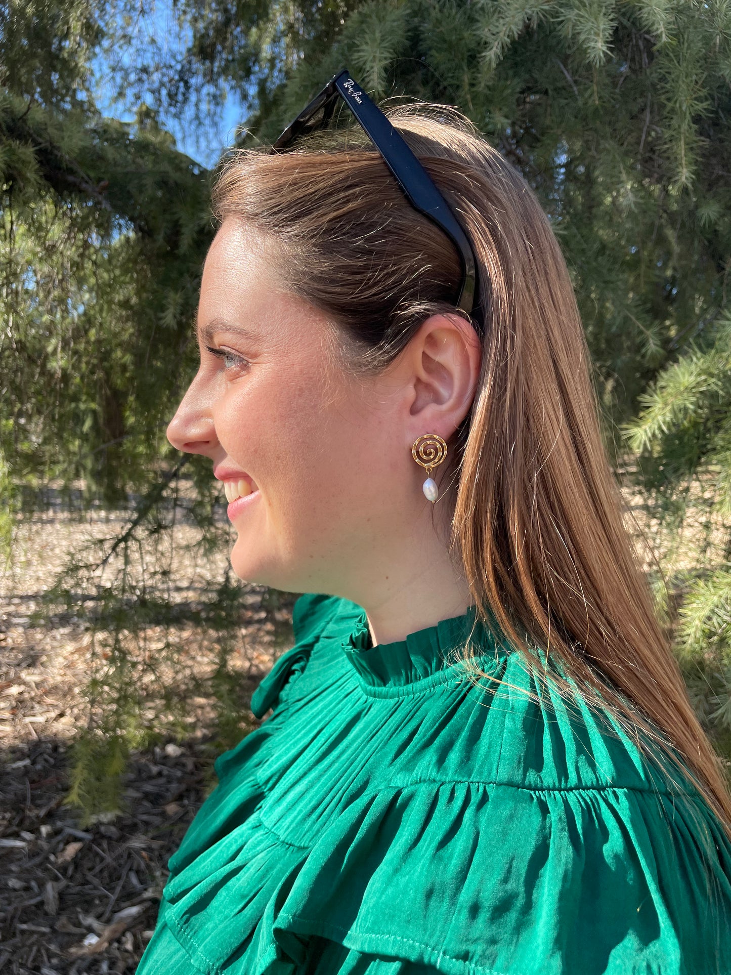 Pendientes de acero inoxidable en color plateado con espiral y una perla. Estos pendientes son perfectos para elevar tus looks. 