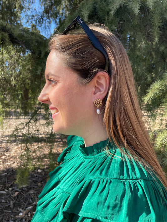 Pendientes de acero inoxidable en color plateado con espiral y una perla. Estos pendientes son perfectos para elevar tus looks. 