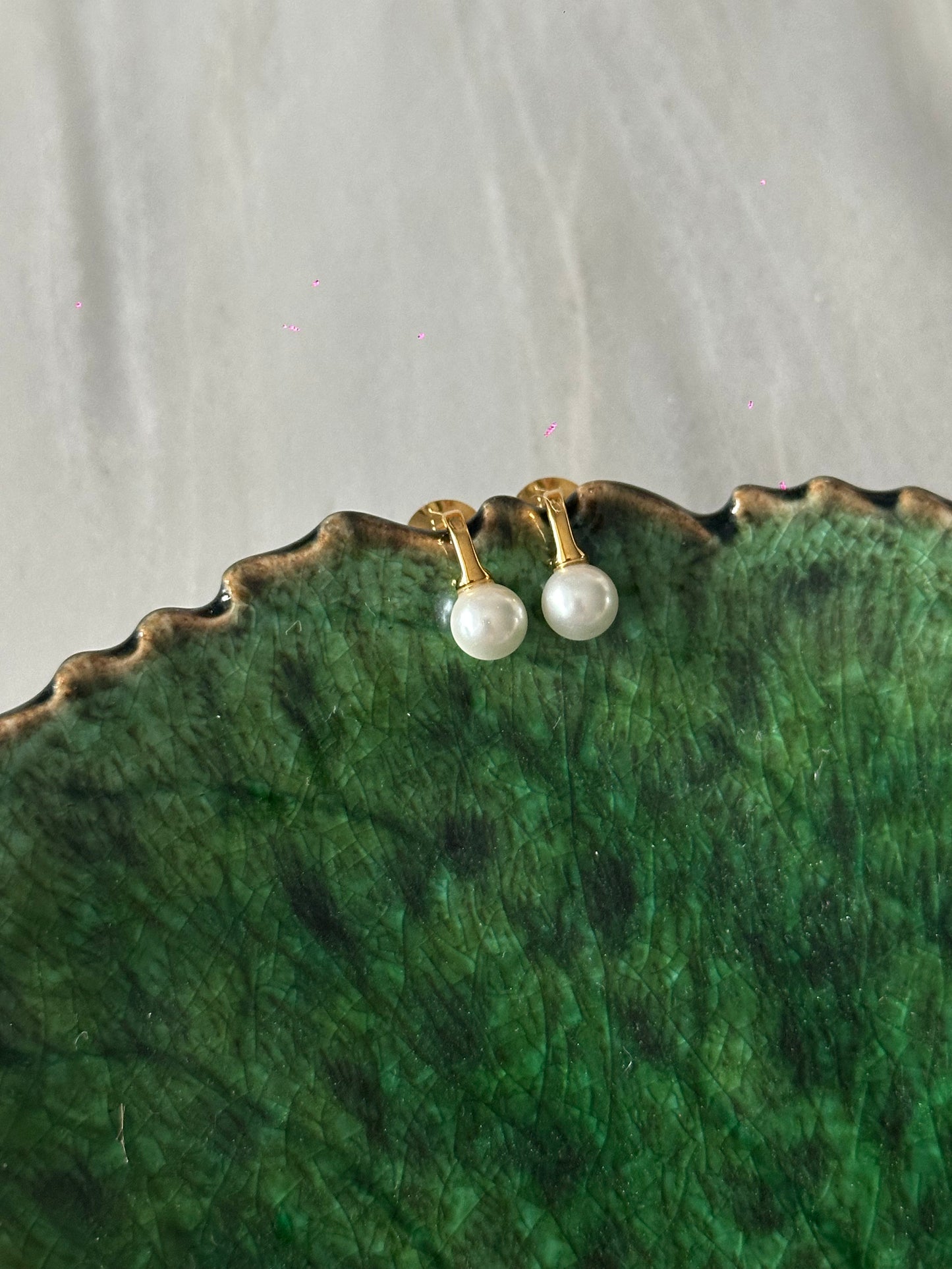 Pendientes pequeños de acero inoxidable en color dorado con perla de río. Estos pendientes son perfectos para elevar tus looks. 