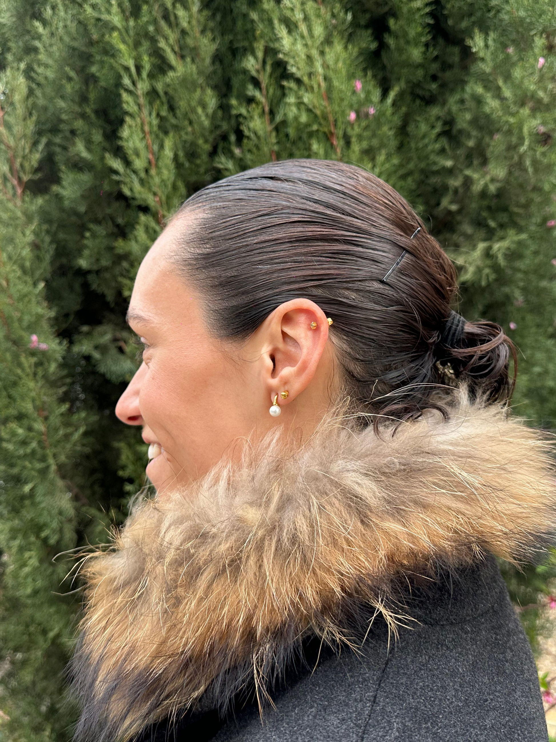 Pendientes pequeños de acero inoxidable en color dorado con perla de río. Estos pendientes son perfectos para elevar tus looks. 